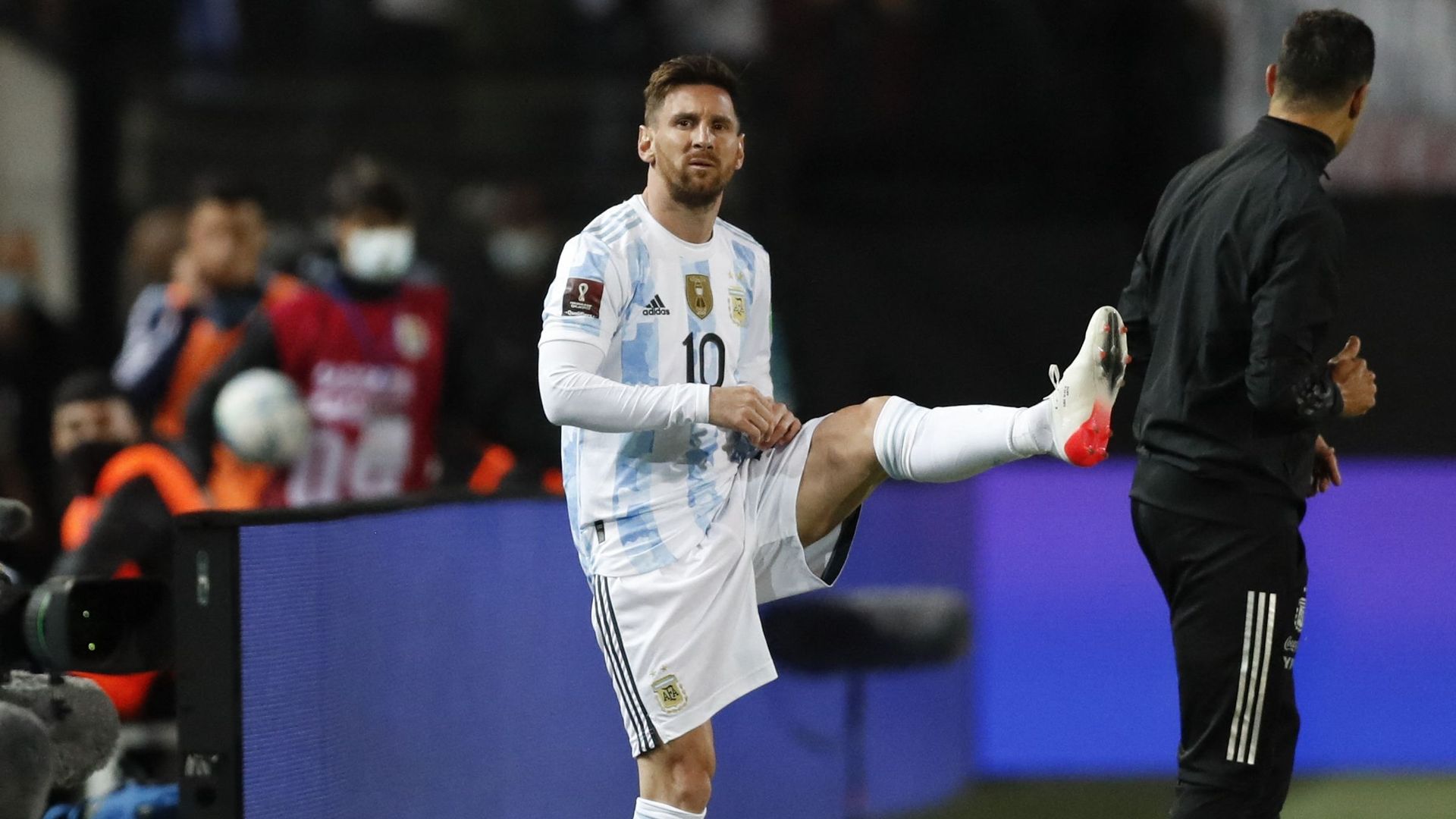 Lionel Messi s'échauffe avant de monter au jeu avec l'Argentine