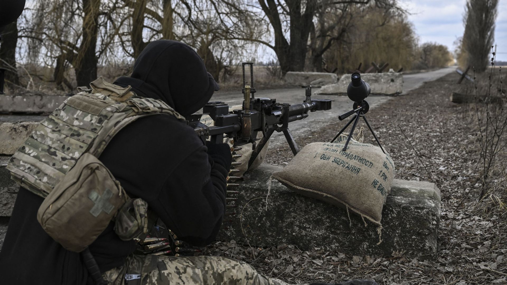 Un soldat ukrainien, près de la ville de Brovary, à l’est de Kiev, le 9 mars 2022.