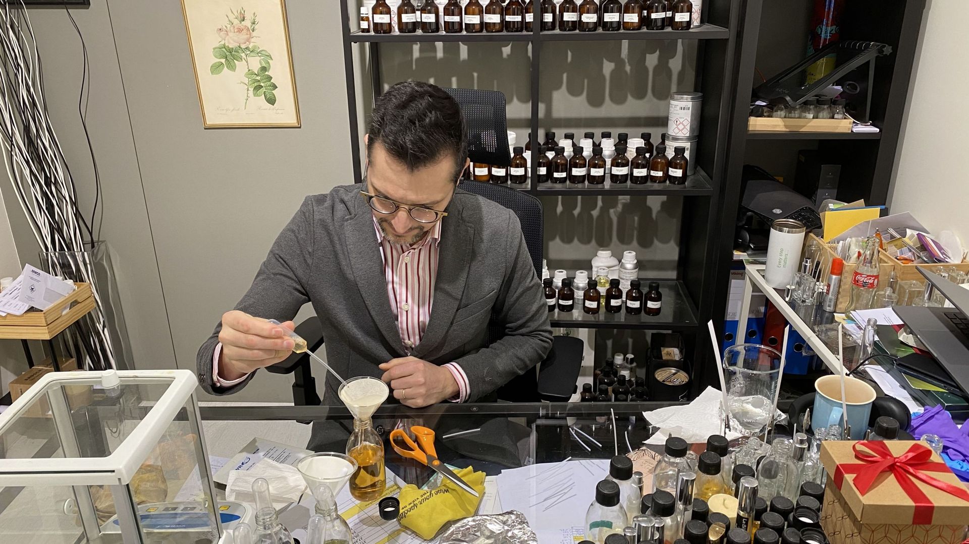 Pour aromatiser la bière, le parfumeur NeZ ZeN a travaillé avec des huiles essentielles comestibles. Des tests ont aussi été nécessaires pour s'assurer que le parfum tiendrait dans le temps et ne s’altèrerait pas au contact de la bière 