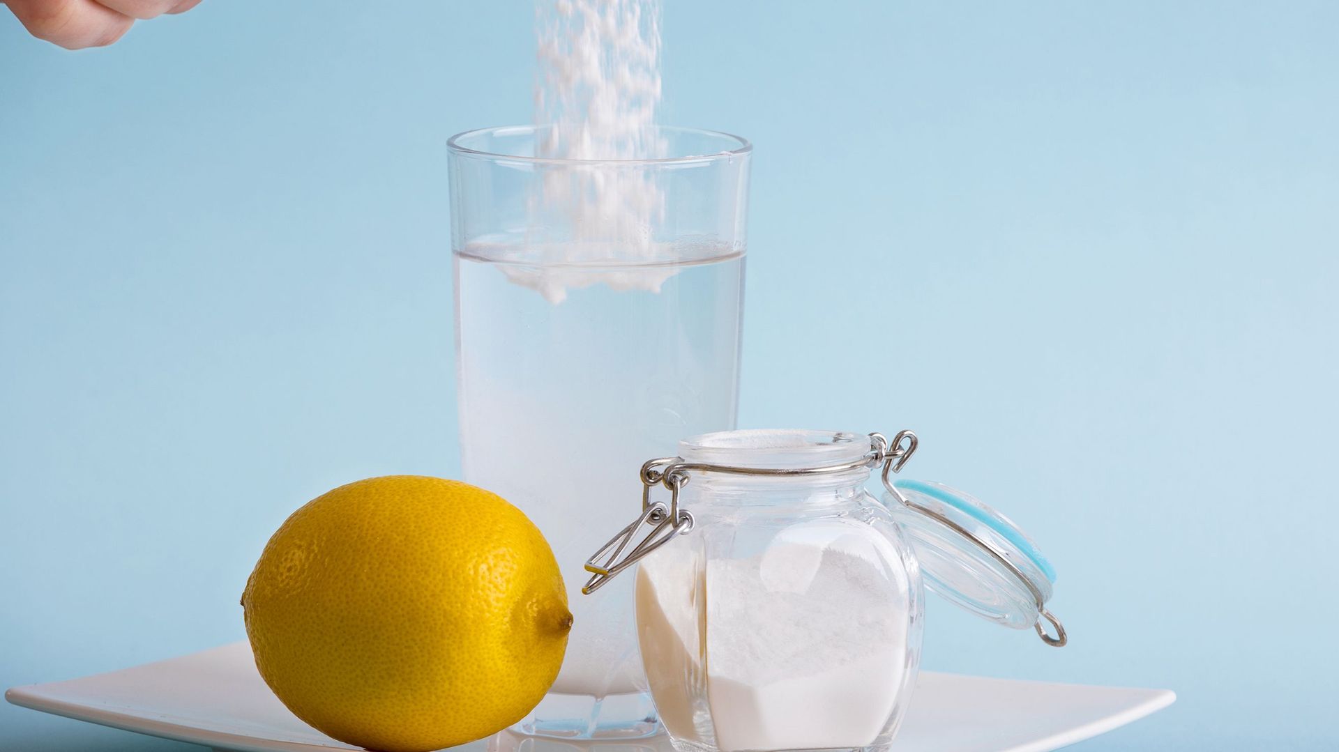Ajouter du bicarbonate de soude et du sel dans son verre d’eau permettrait de perdre du poids et de la cellulite, selon certains tiktokeurs.