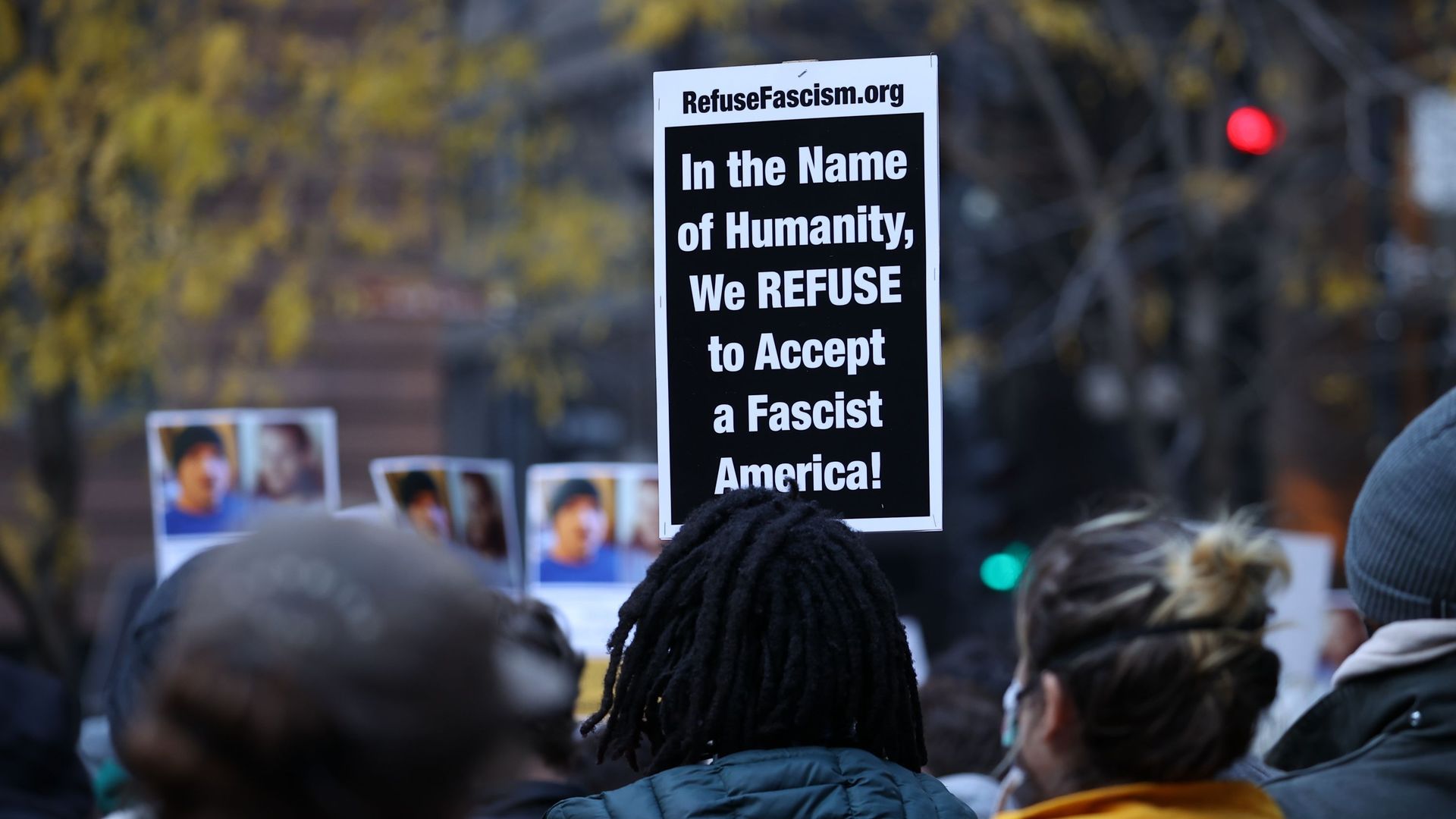 Des centaines de personnes rassemblées sur la Federal Plaza prennent les rues pour protester après le verdict de Kyle Rittenhouse à Chicago, Illinois, États-Unis, le 20 novembre 2021.