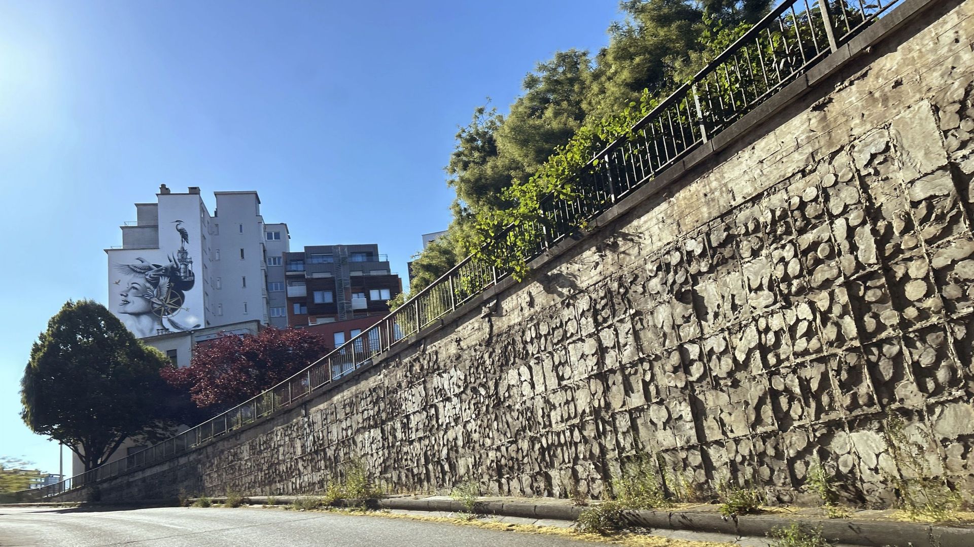 Pourquoi ces murs de béton brut dans les trémies de Liège et jusque quand  ?
