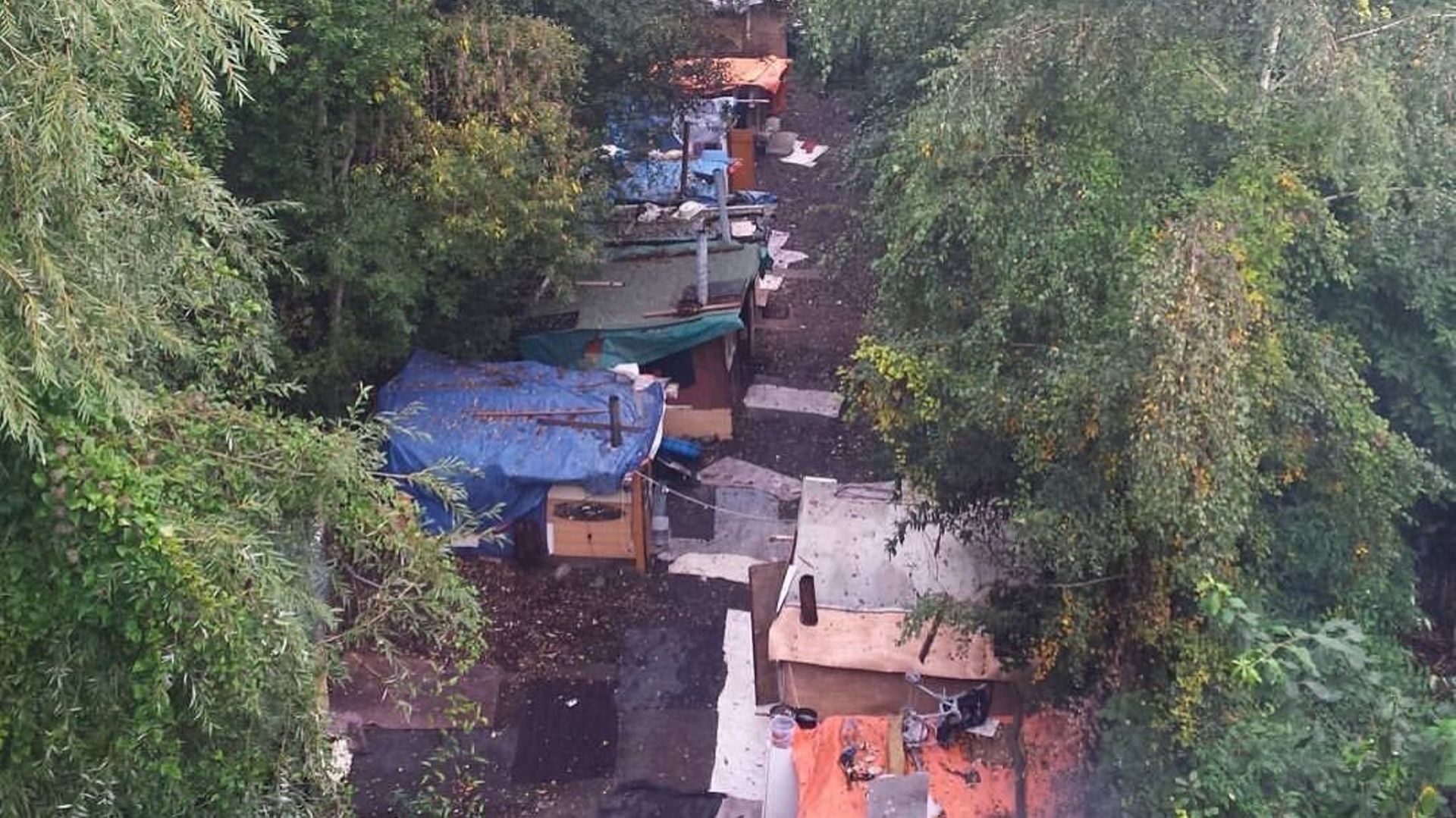 Dix familles roumaines campent sous un pont à Laeken depuis des mois