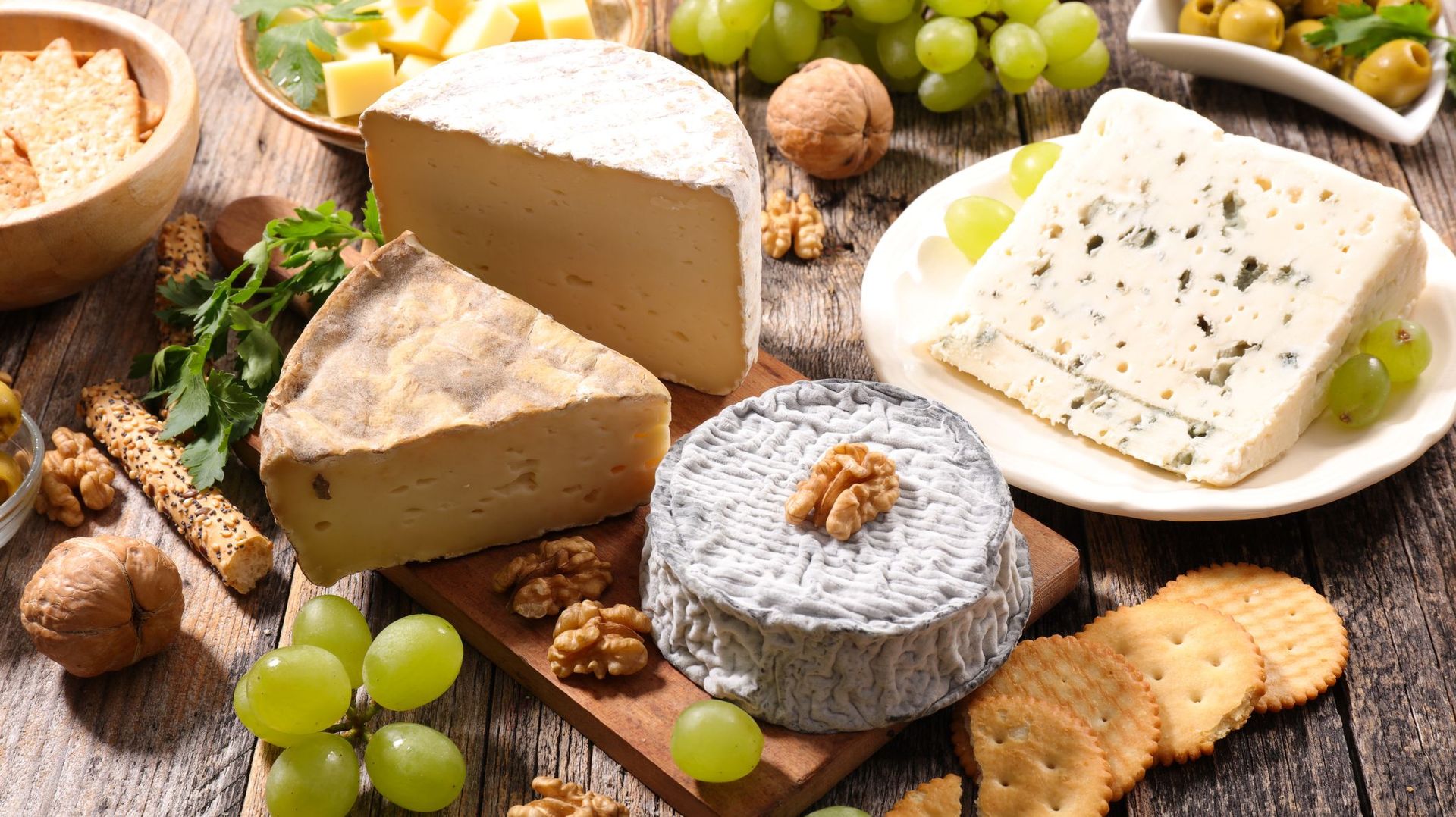 Сыр можно есть при диете. Нежирные сыры сорта сыра. Разнообразие сыра. Какой сыр можно при похудении. Сыр вечером при похудении.