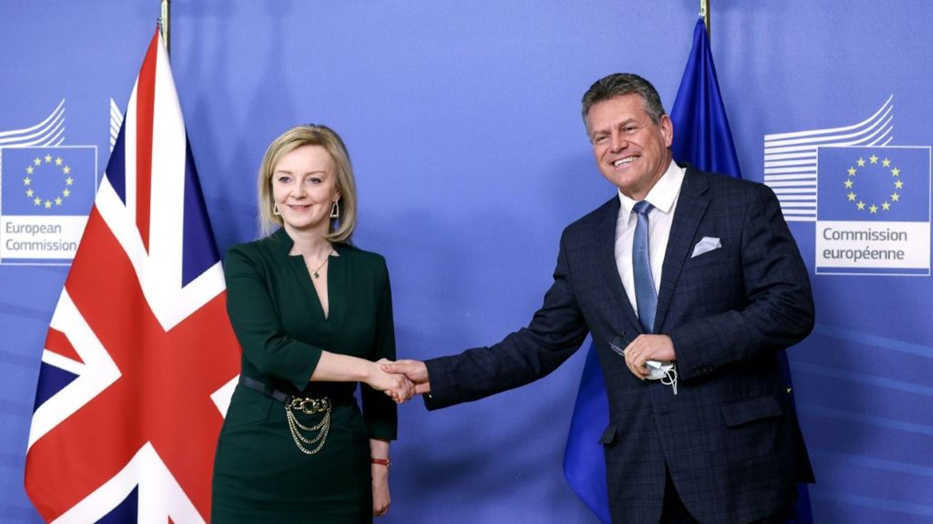 La cheffe de la diplomatie britannique Liz Truss et le vice-président de la Commission européenne Maros Sefcovic, à Bruxelles le 21 février 2022.