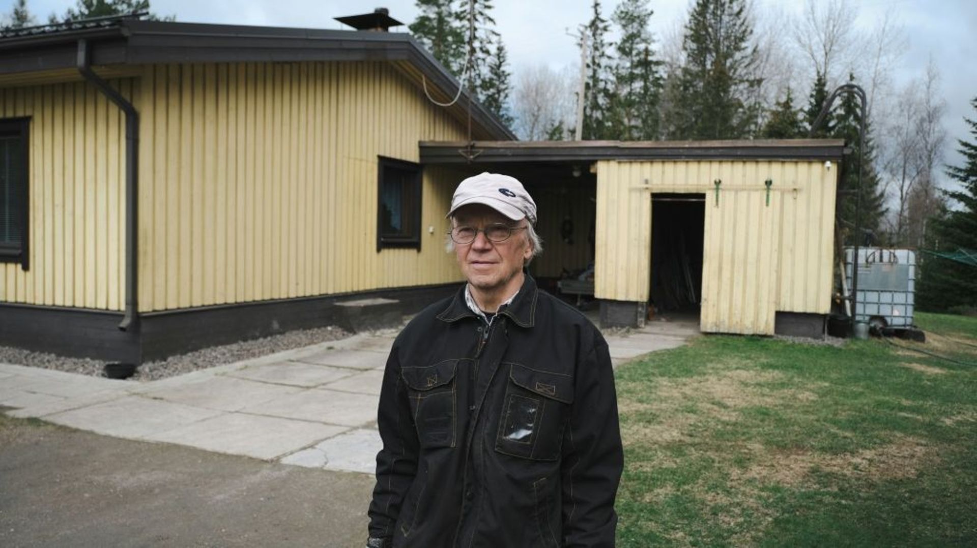 Martti Kailio, 73 ans, qui garde son fusil à portée de main dans sa maison d’Hiivaniemi dans l’est de la Finlande, avec vue sur la Russie de l’autre côté du lac, photographié le 13 mai 2022.