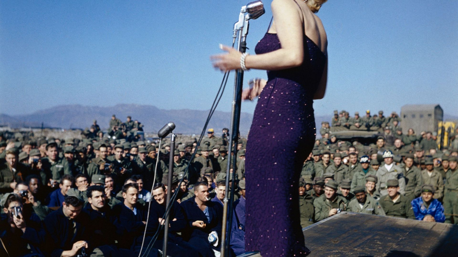 Marilyn chante pour les troupes américaines en Corée du Sud, en 1954.