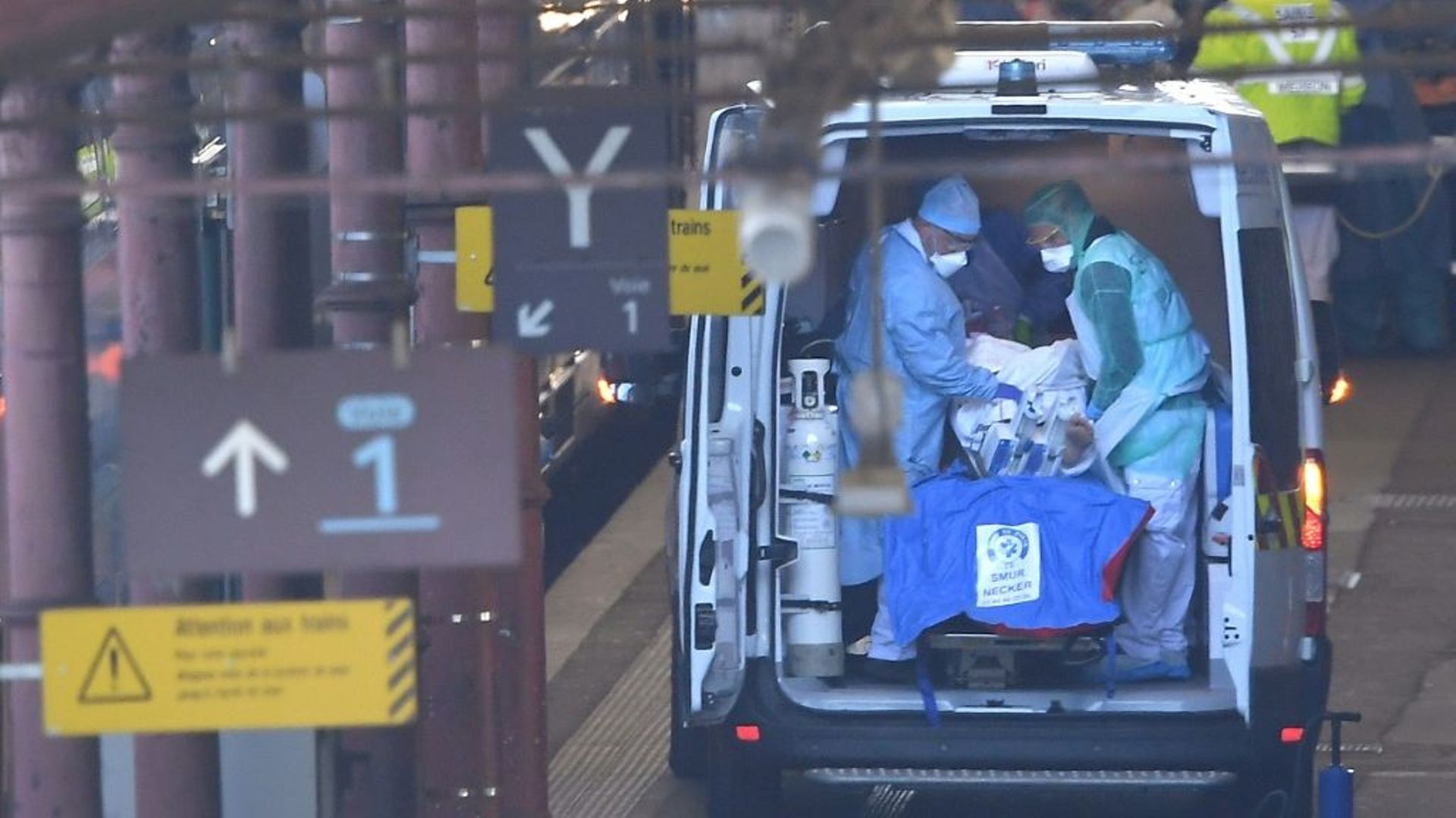 Des équipes médicales embarquent des patients contaminés par le coronavirus à bord d'un TGV médicalisé pour les évacuer vers des hôpitaux des Pays-de-la-Loire, le 26 mars 2020 à Strasbourg