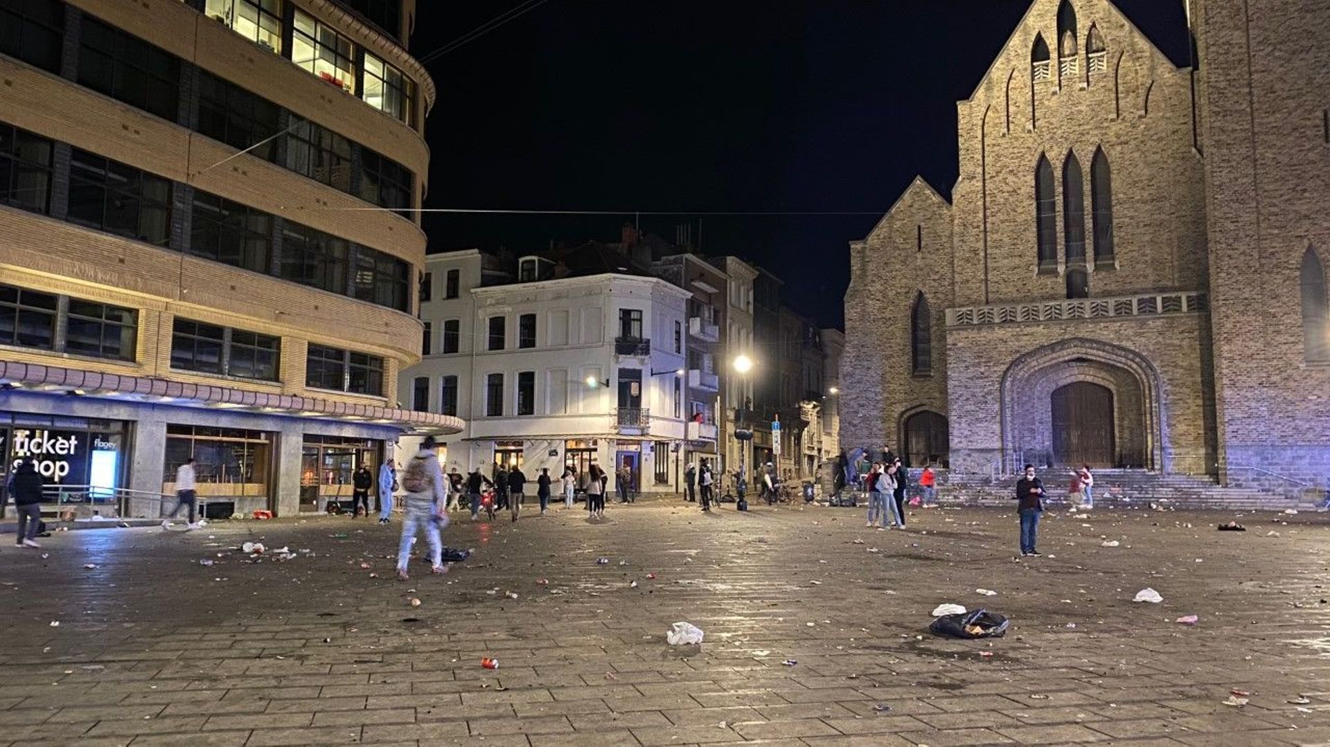 Déconfinement à Ixelles : la place Flagey noire de monde a finalement retrouvé son calme vers 1h30 après intervention policière