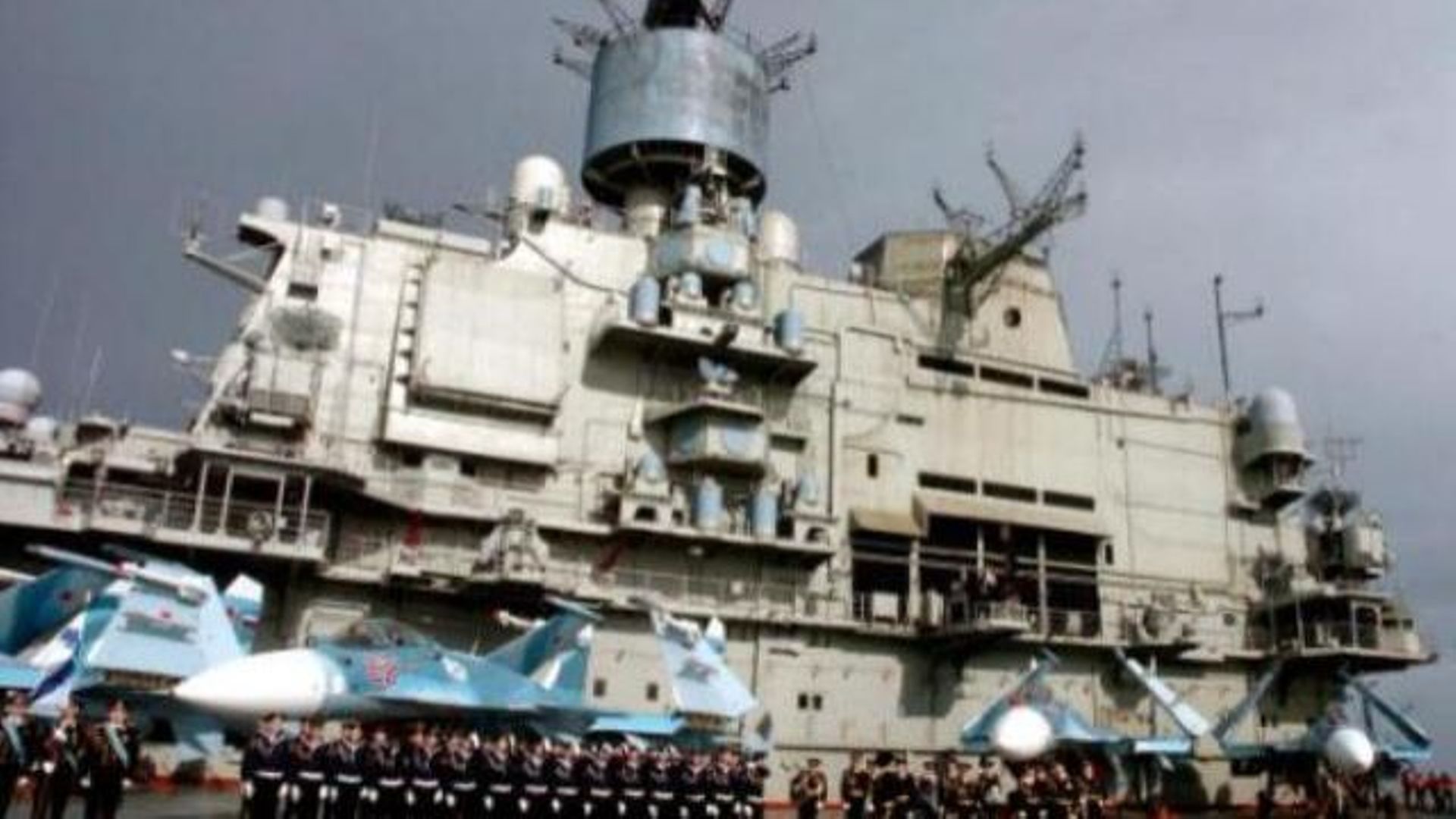 Le navire de débarquement Novotcherkassk transporte une unité d'infanterie et du matériel militaire.