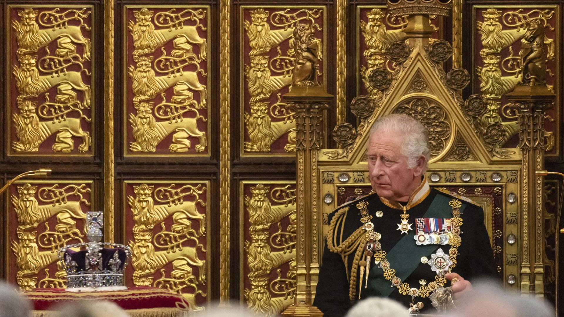 Le Prince Charles regarde la couronne impériale, lors du discours du trône, le 10 mai 2022, à la Chambre des Lords.