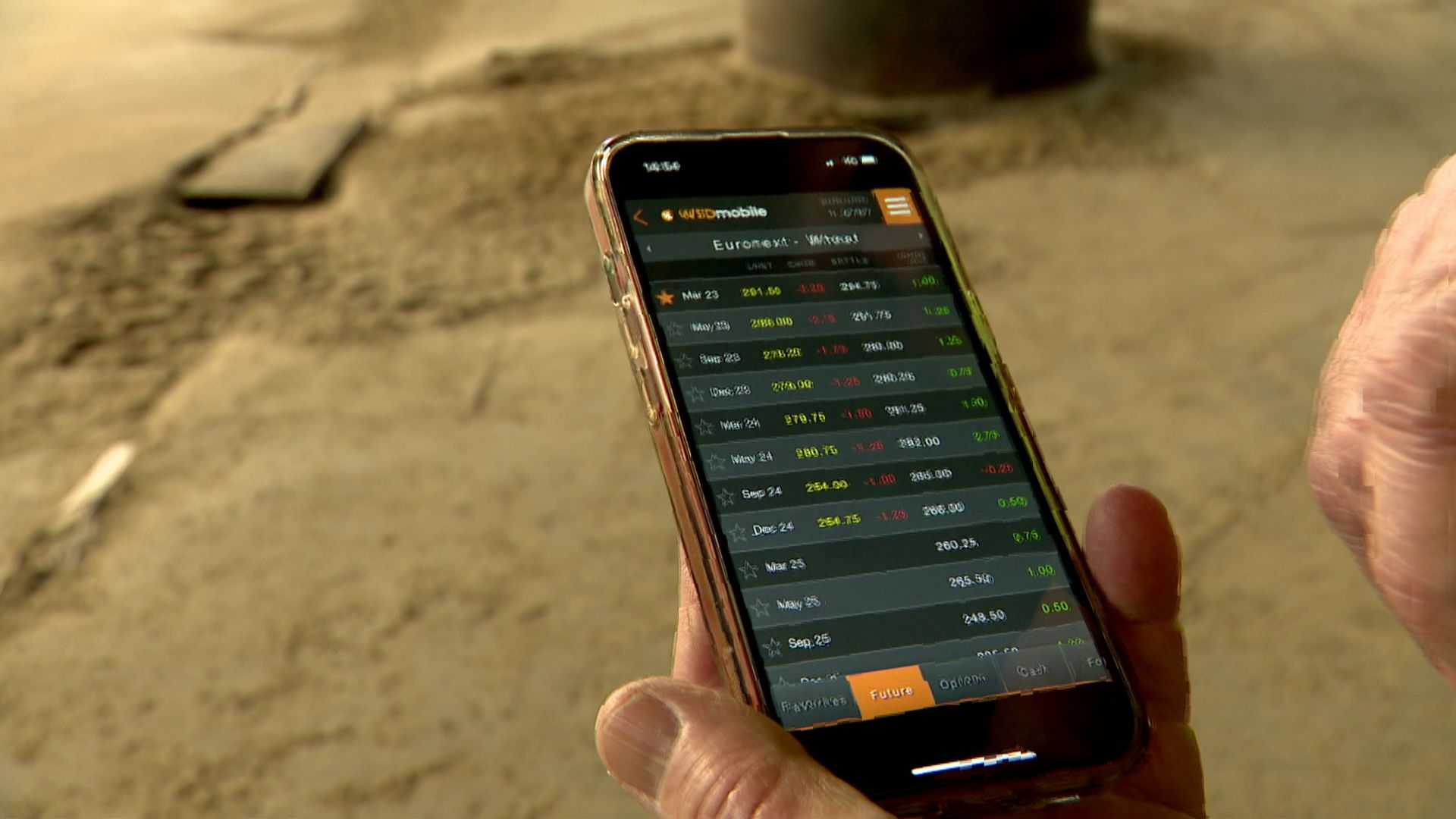 Jean Wart surveille les marchés, regarde tous les jours les prix de Chicago, les prix de Paris sur son téléphone.