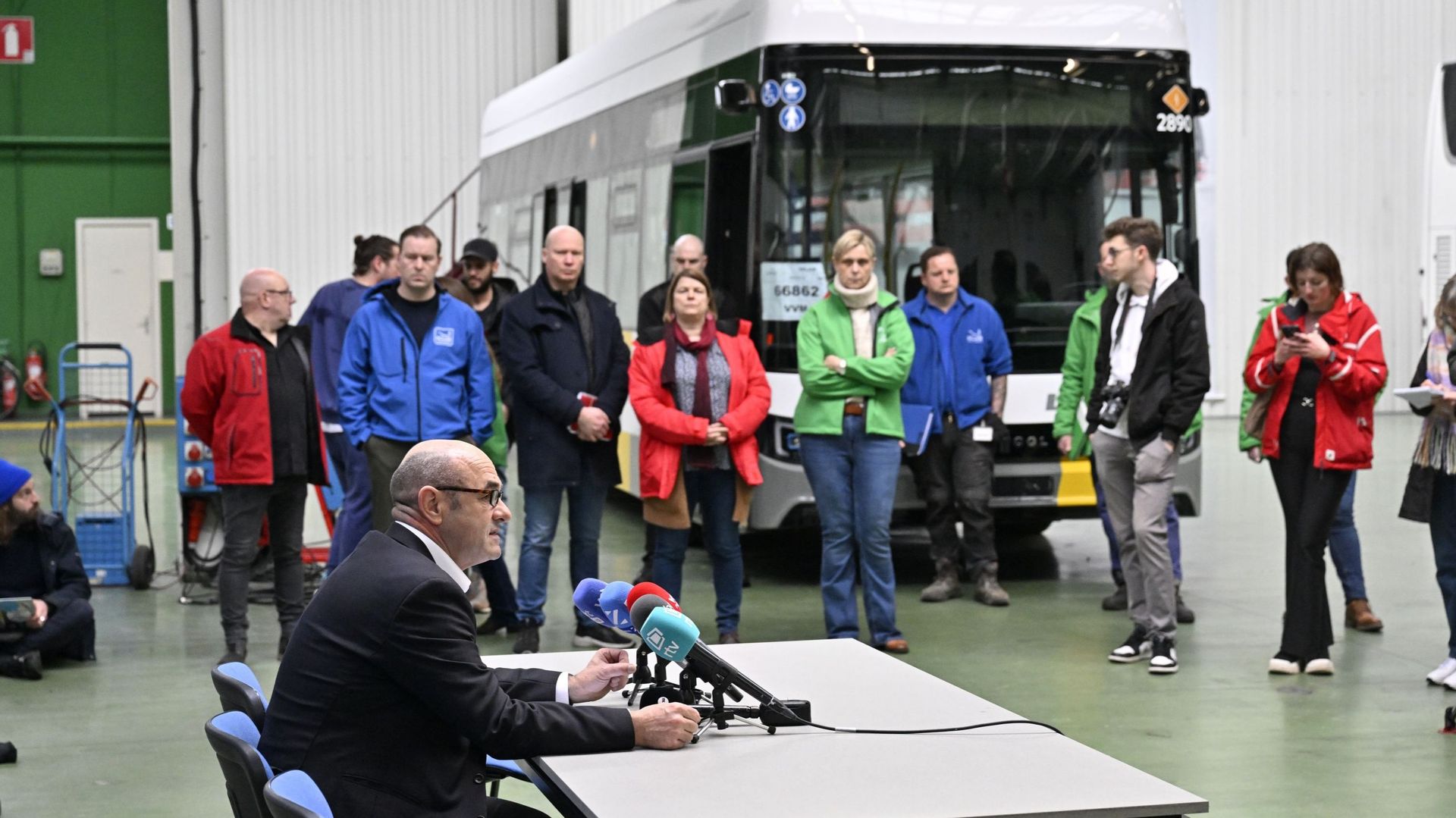 Press review: the race against time to save Van Hool and preserve 1,100 jobs