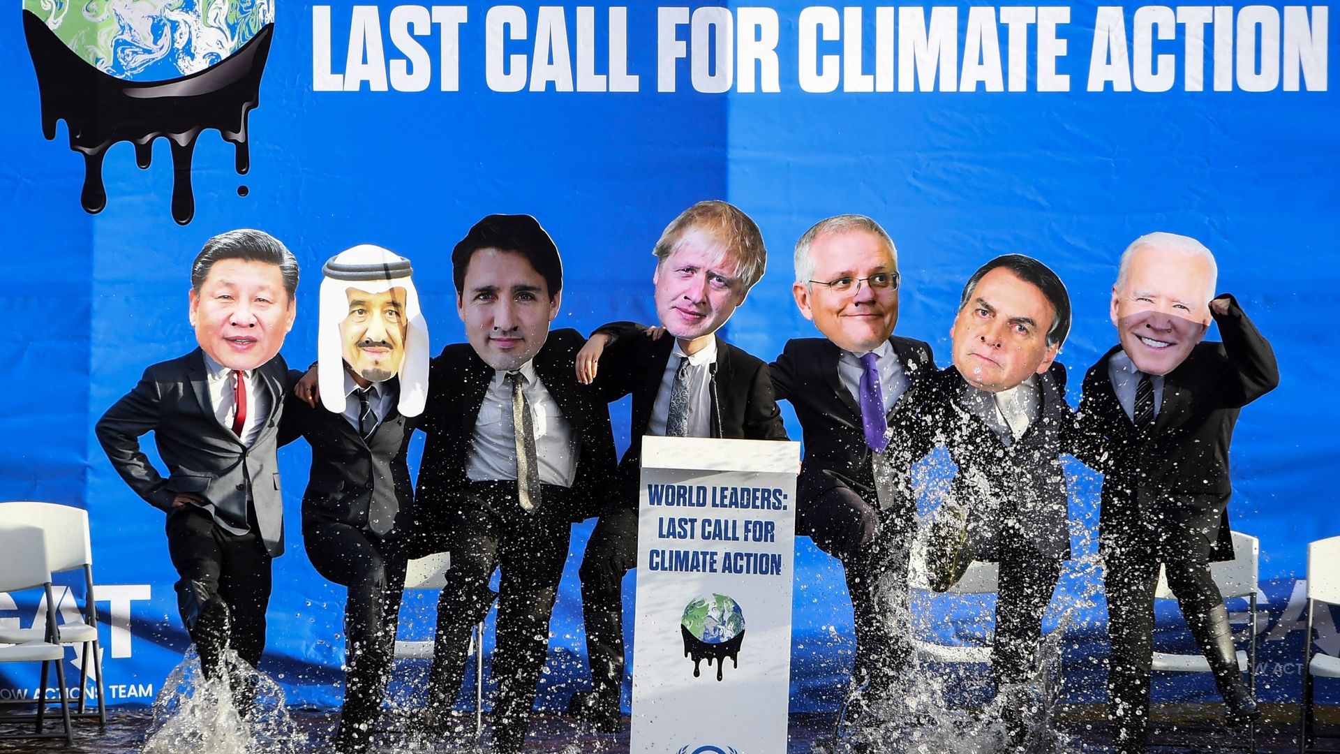 Des militants du climat déguisés en leaders mondiaux, y compris en Joe Biden et Xi Jinping, en marge de la COP26