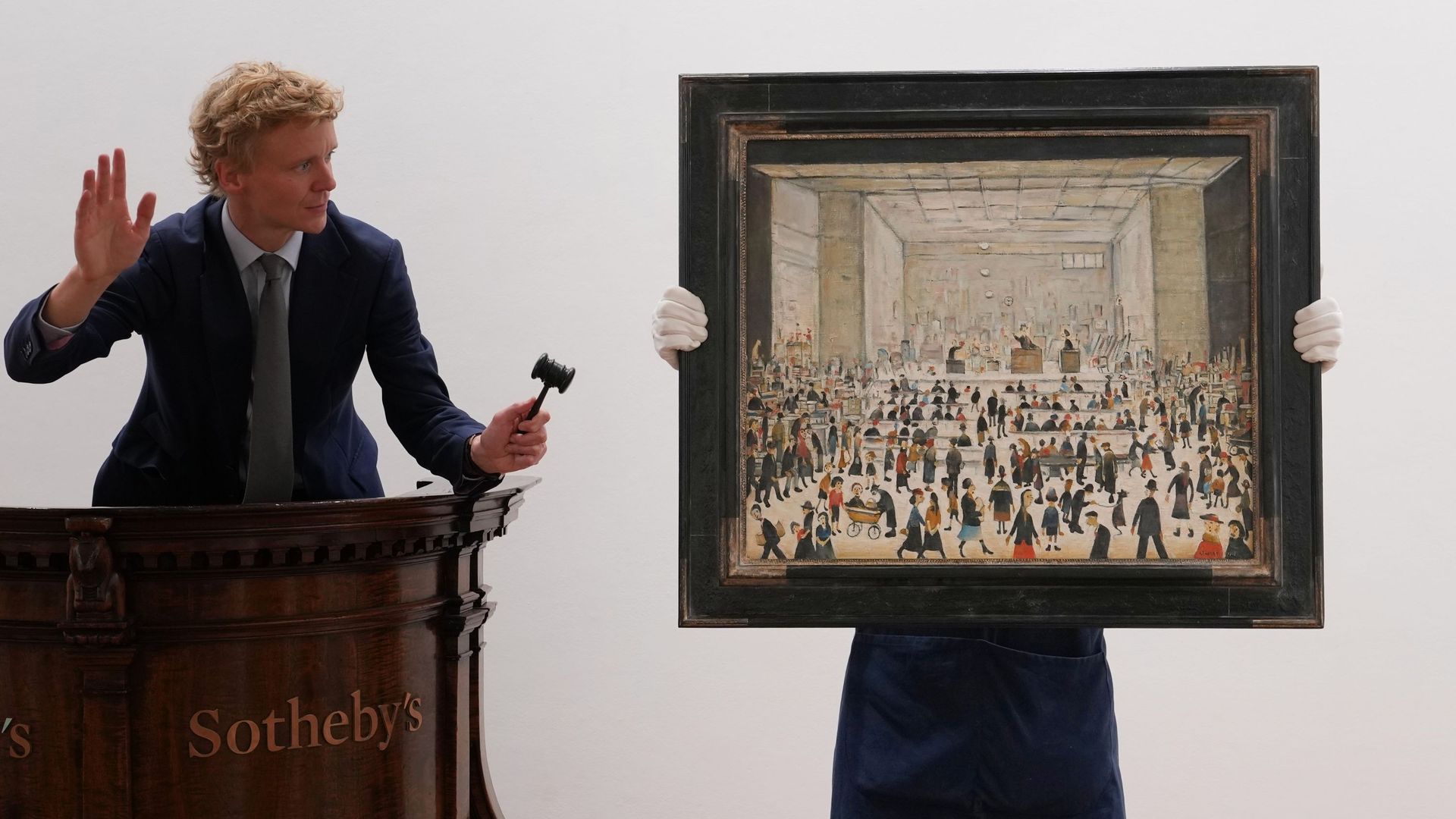 L’unique peinture de L.S Lowry représentant une scène de vente aux enchères est dévoilée avant sa propre mise aux enchères en novembre, chez Sotheby’s le 19 octobre 2021 à Londres, Angleterre.