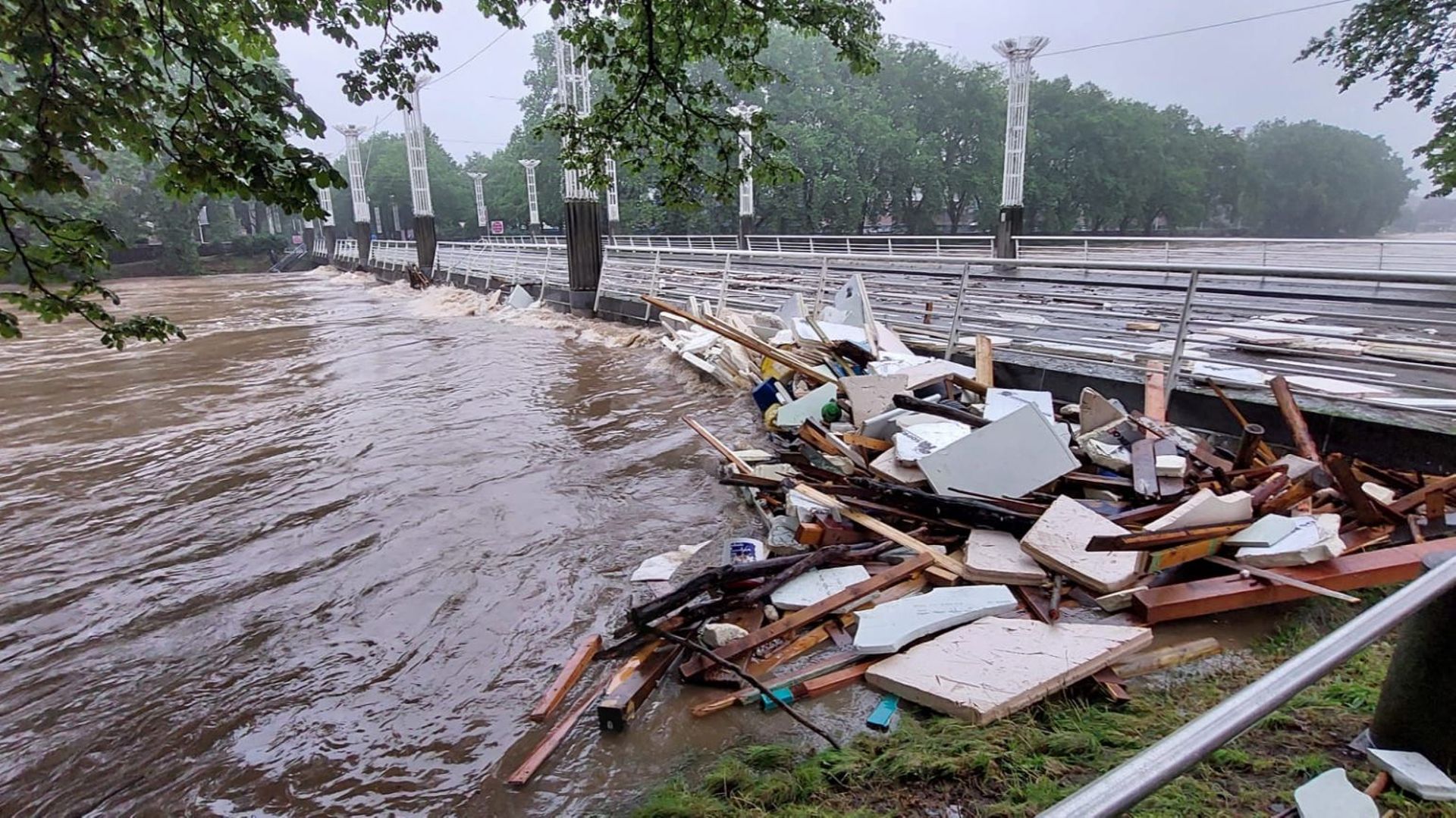 Inondations à Liège : les autorités demandent aux habitants du centre-ville et des quartiers en bord de Meuse d’évacuer