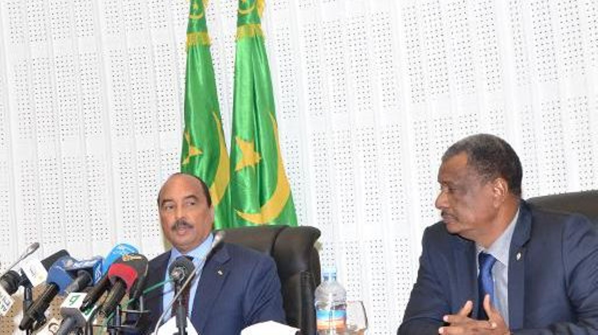 Le président mauritanien Mohamed Ould Abdel Aziz (g) à une conférence de presse, lors d'un sommet sur la sécurité du Sahel, au côté du Nigérien secrétaire général du G5 du Sahel Najim El Hadj Mohamed le 19 décembre 2014 à Nouakchott (Mauritanie)