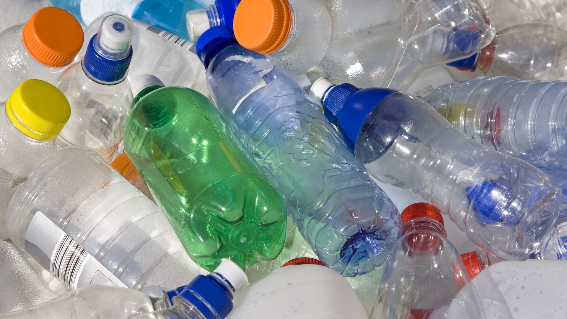 Le recyclage des bouteilles en plastique, c'est bien pour la planète... moins pour notre santé.