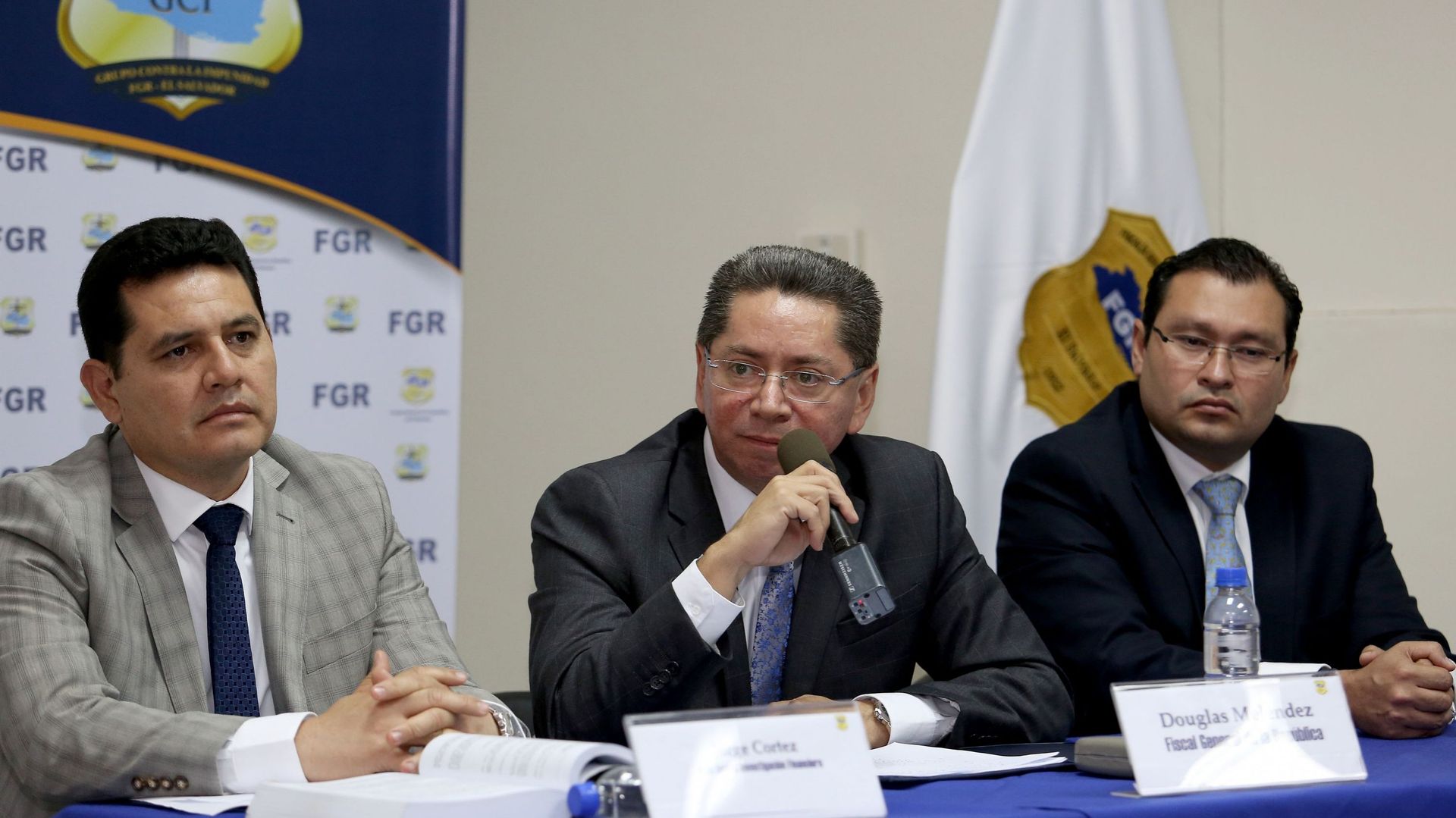 "Un montant global de 246 millions (de dollars) ont été détournés vers des comptes de particuliers au bénéfice des mis en cause", a déclaré le procureur général du Salvador Douglas Meléndez lors d'une conférence de presse.