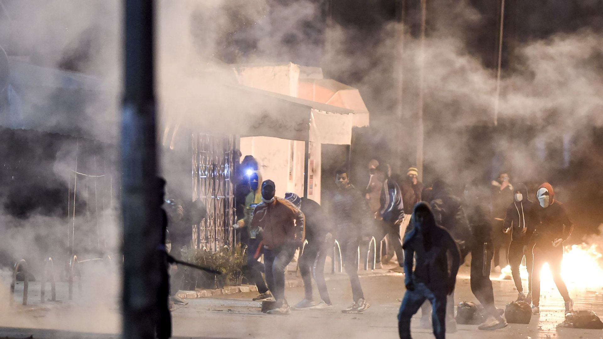 le-gouvernement-tunisien-deploie-l-armee-apres-des-heurts-entre-police-et-manifestants