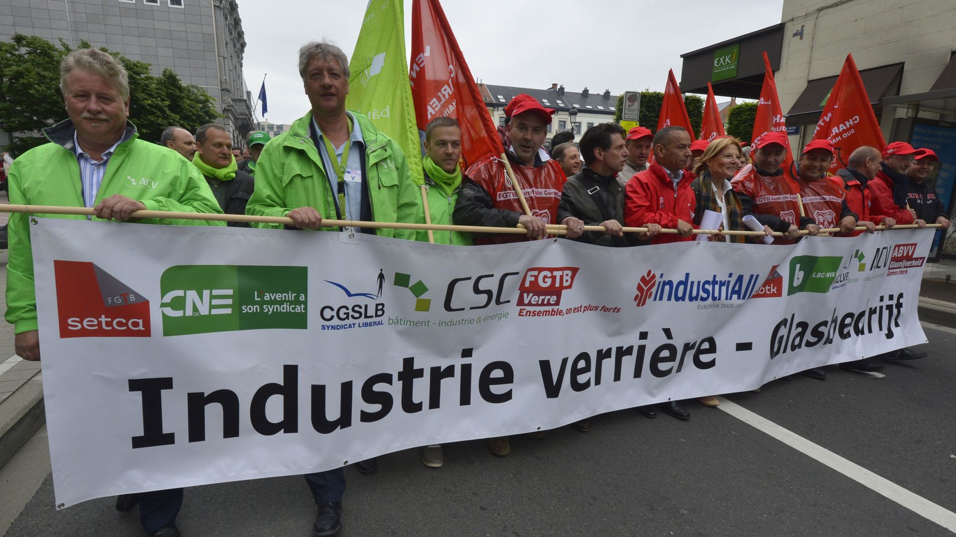 manifestation-des-travailleurs-du-secteur-belge-du-verre-contre-l-europe