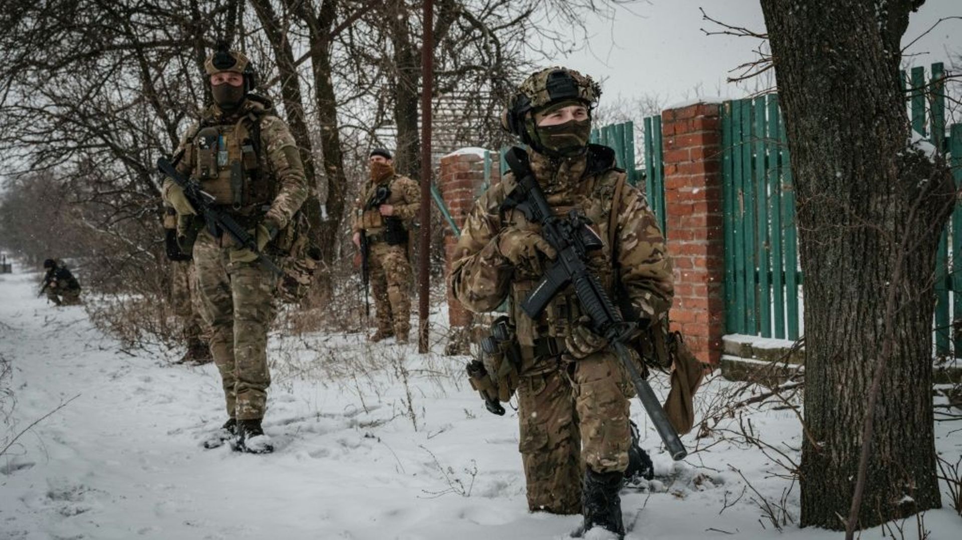 Des soldats de l'unité "Witcher" de l'armée ukrainienne sur la ligne de font dans l'est de l'Ukraine