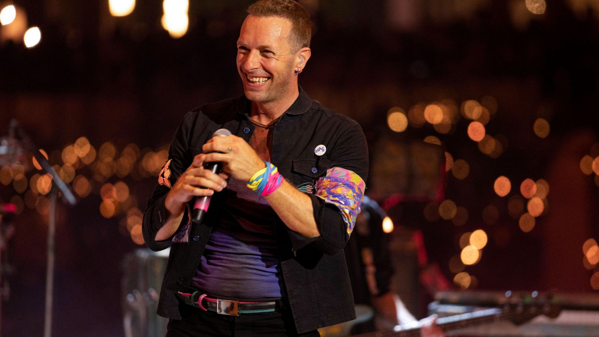 Chris Martin de Coldplay se produisant sur scène au Al Wasl Plaza le 15 février 2022 à Dubaï, Émirats arabes unis.