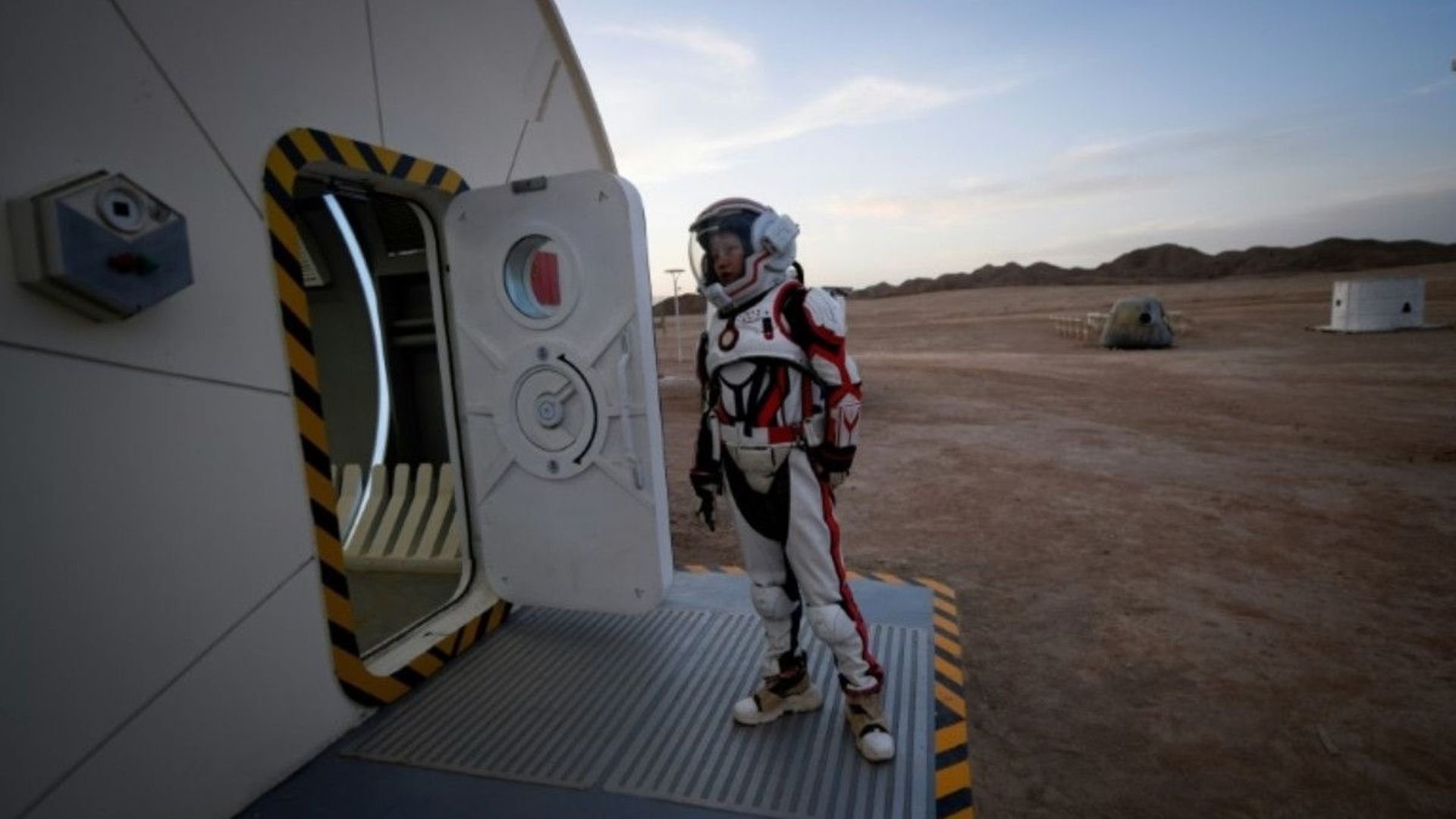 Une femme en combinaison spatiale, le 17 avril 2019, à "Mars Base 1", site d'attractions ouvert au public dans le désert de Gobi, en Chine.