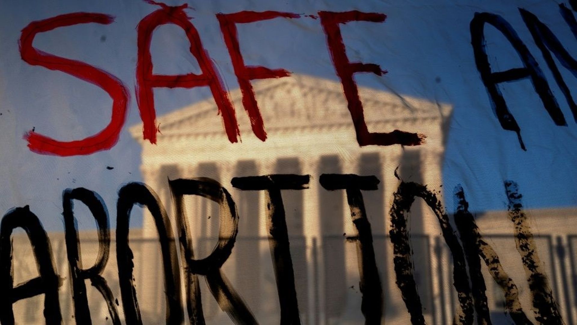 La Cour suprême des Etats-Unis vue derrière une
pancarte appelant à protéger l’accès à l’avortement, à Washington, le 10 mai 2022
