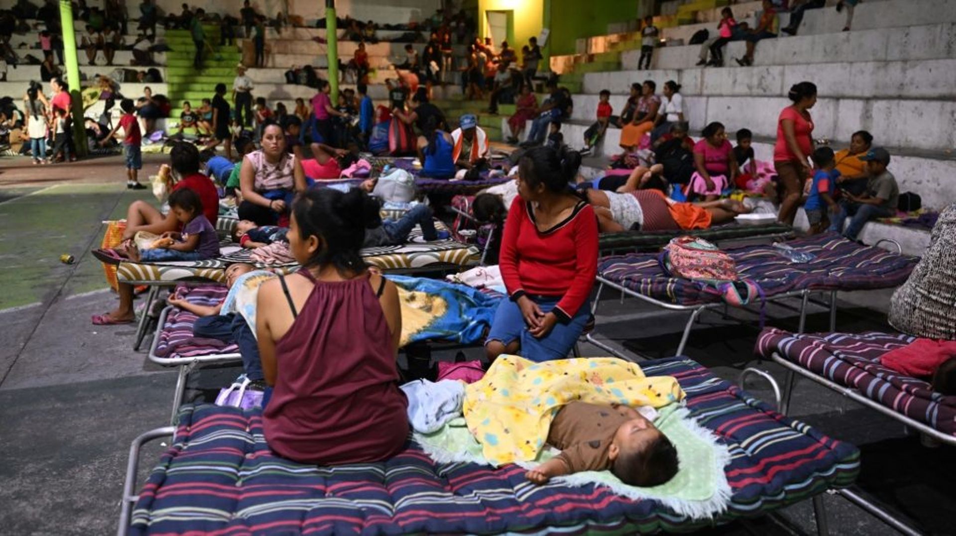 Des habitants, évacués après l’entrée en éruption du volcan de Fuego, dans un gymnase transformé en refuge, le 4 mai 2023 à Santa Lucia Cotzumalguapa, au Guatemala