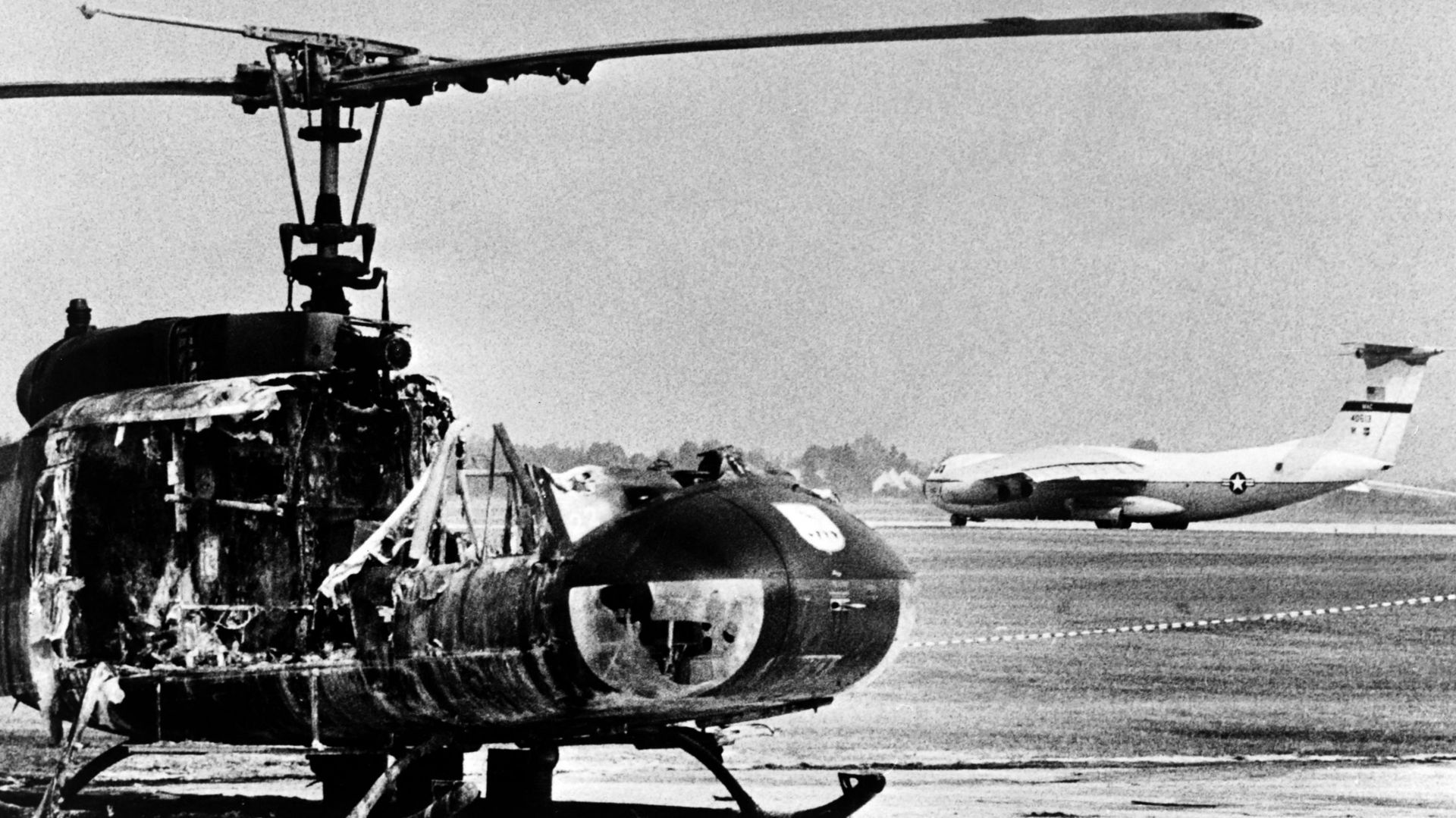 Cette photo d’archive prise le 7 septembre 1972 montre un hélicoptère de l’armée incendié sur la base aérienne de Fuerstenfeldbruck, après que des terroristes palestiniens du groupe "Septembre noir" ont été tués.