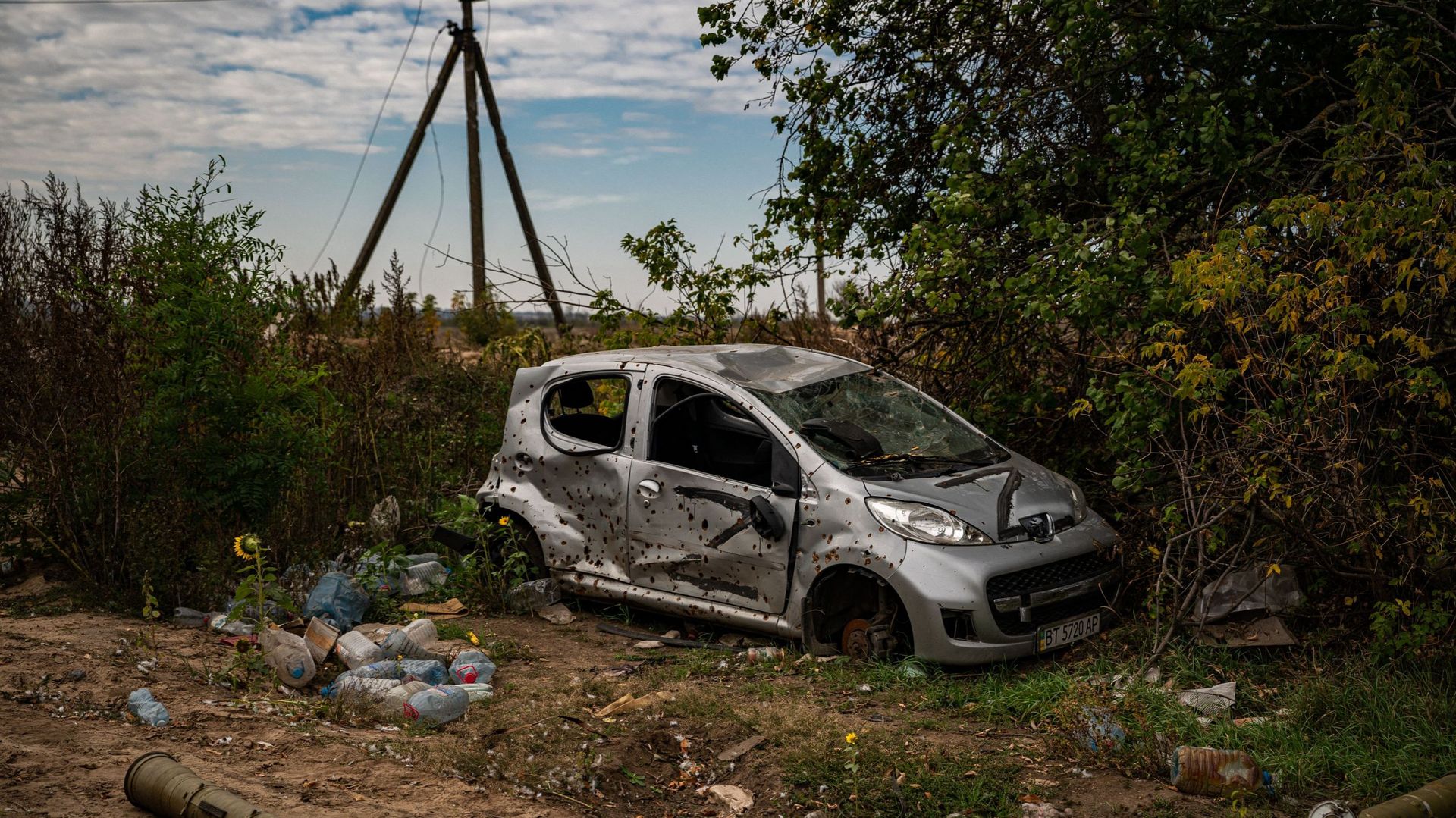 Cette photo prise le 9 octobre 2022 montre une voiture détruite marquée d’un Z sur une position russe abandonnée dans le sud de l’Ukraine.