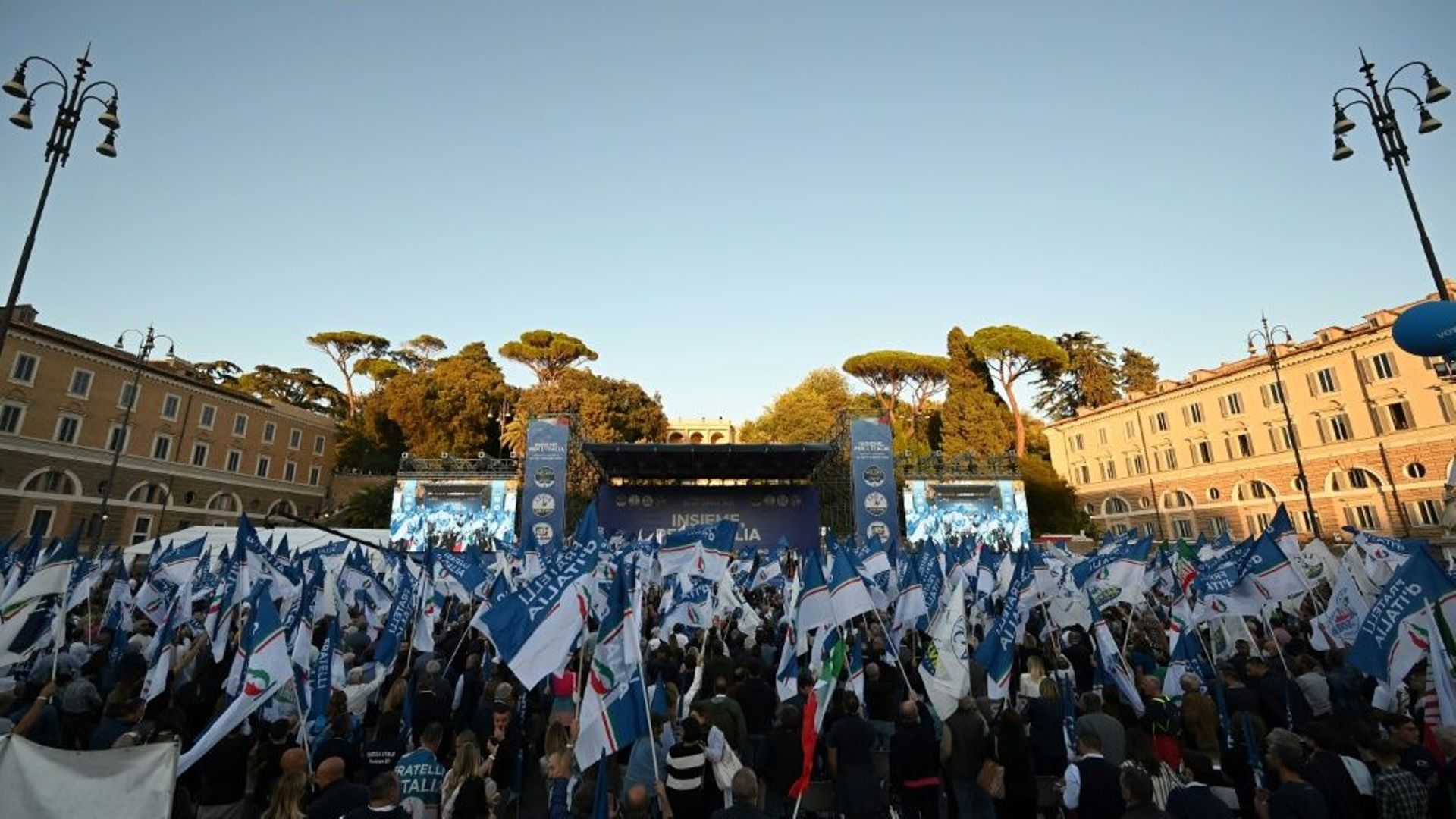 Des sympathisants des partis de droite et d'extrême droite italiens lors d'un meeting à Rome le 22 septembre 2022, avant les élections générales du 25 septembre 