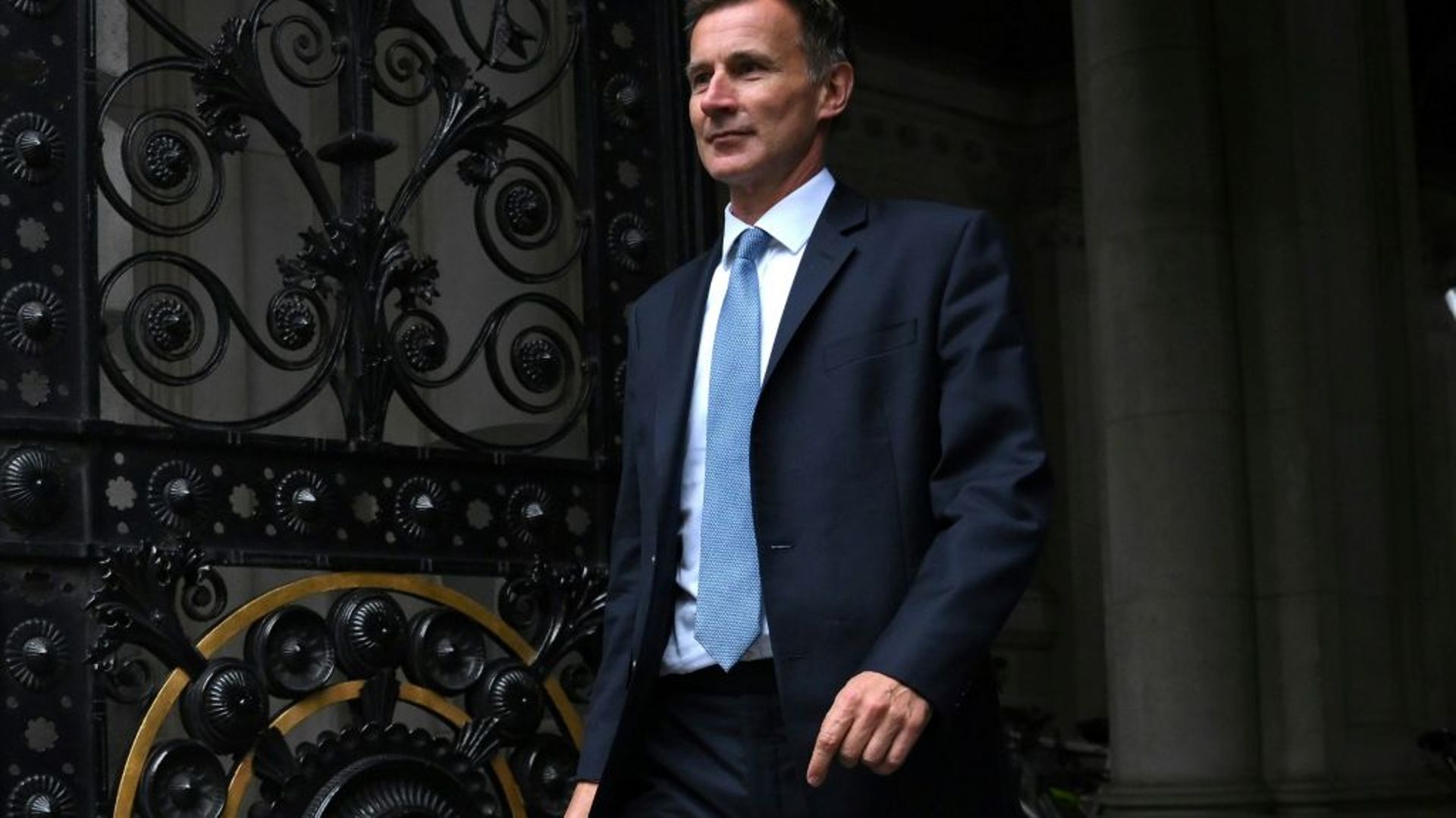 Le nouveau ministre britannique des Finances Jeremy Hunt à la sortie du 10 Downing Street, le 14 octobre 2022 à Londres