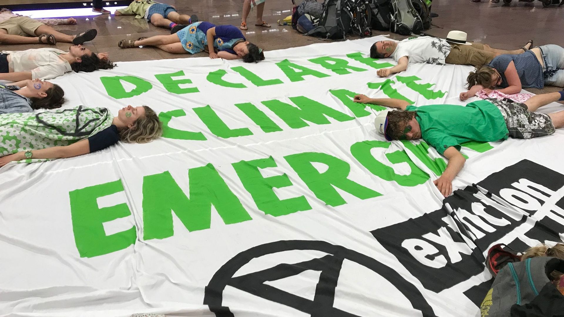 Une vingtaine de manifestants d'"Extinction rébellion" sensibilise à l'impact carbone des voyages en avion