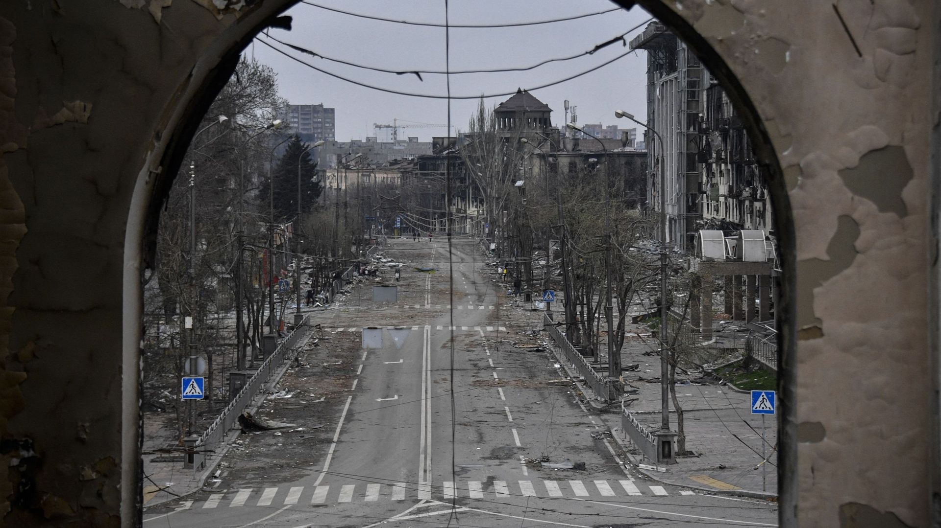 Cette photo prise depuis le théâtre de Mariupol, bombardé le 16 mars dernier, montre l’avenue centrale de Mariupol le 12 avril 2022, alors que les troupes russes intensifient leur campagne pour prendre la ville portuaire stratégique, dans le cadre d’un as