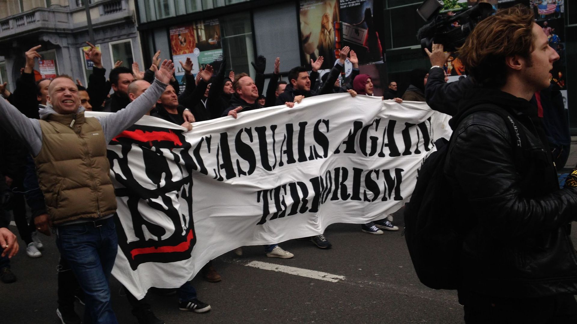 Des hommes en noir sont arrivés avec une bannière "Casual against terrorism"