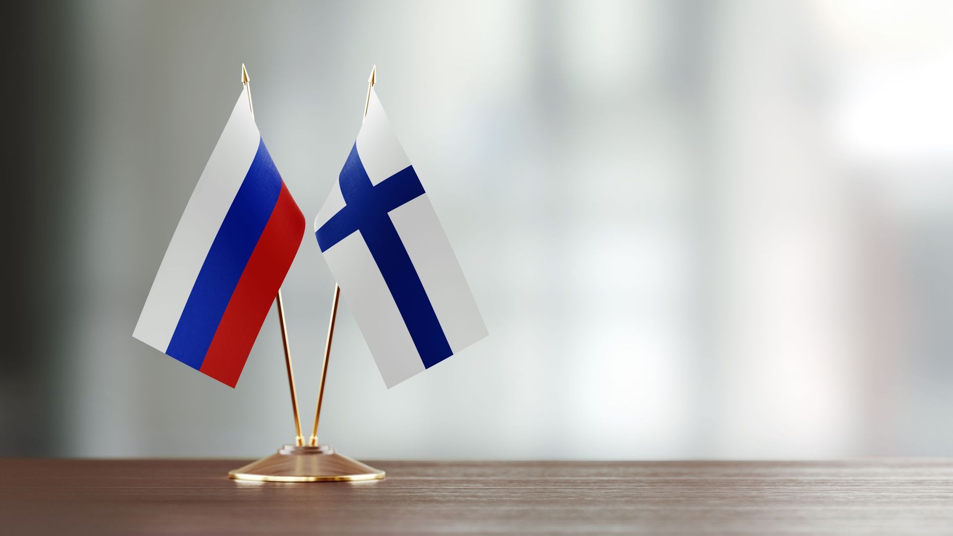 Les drapeaux de la Russie et de la Finlande.