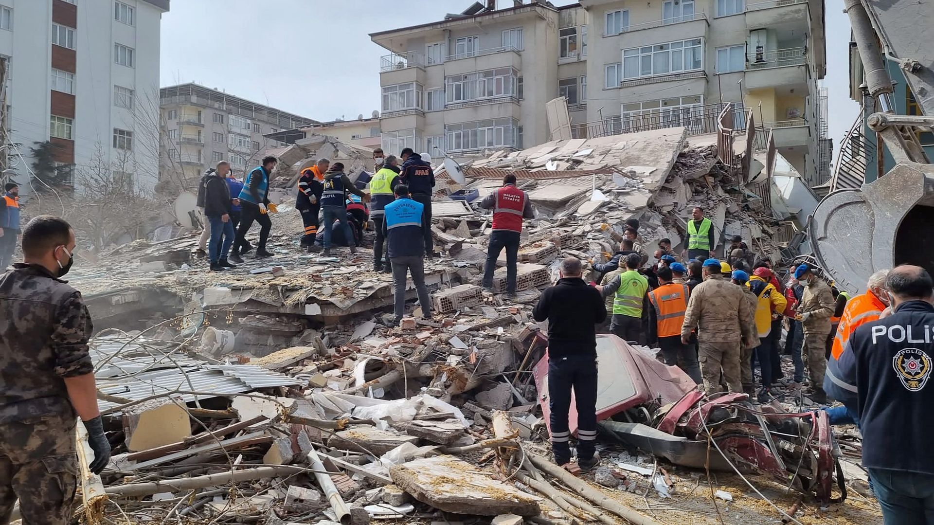 Des sauveteurs effectuent des opérations de recherche parmi les décombres de bâtiments effondrés dans le quartier de Yesilyurt à Malatya, le 27 février 2023.
