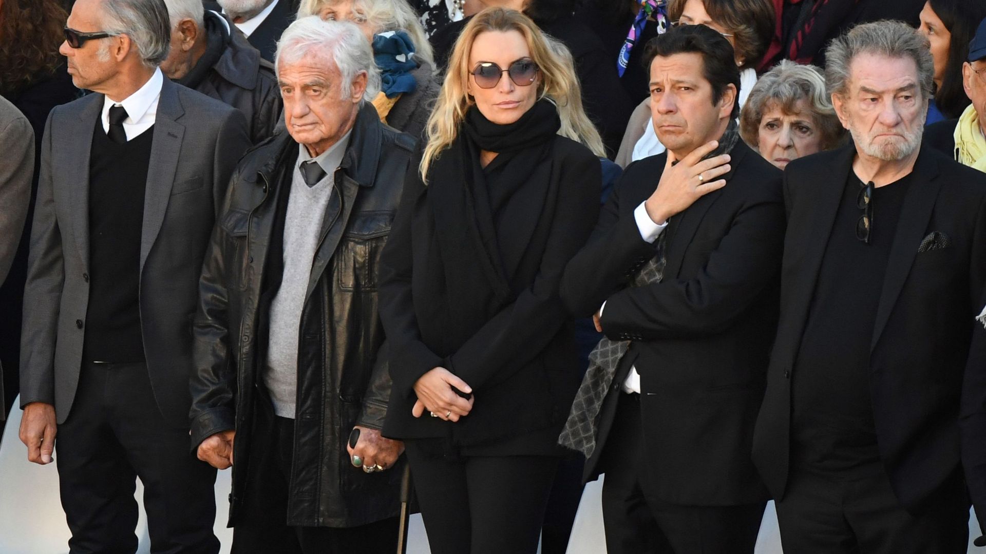 les-grands-moments-de-l-hommage-a-charles-aznavour-aux-invalides-en-videos