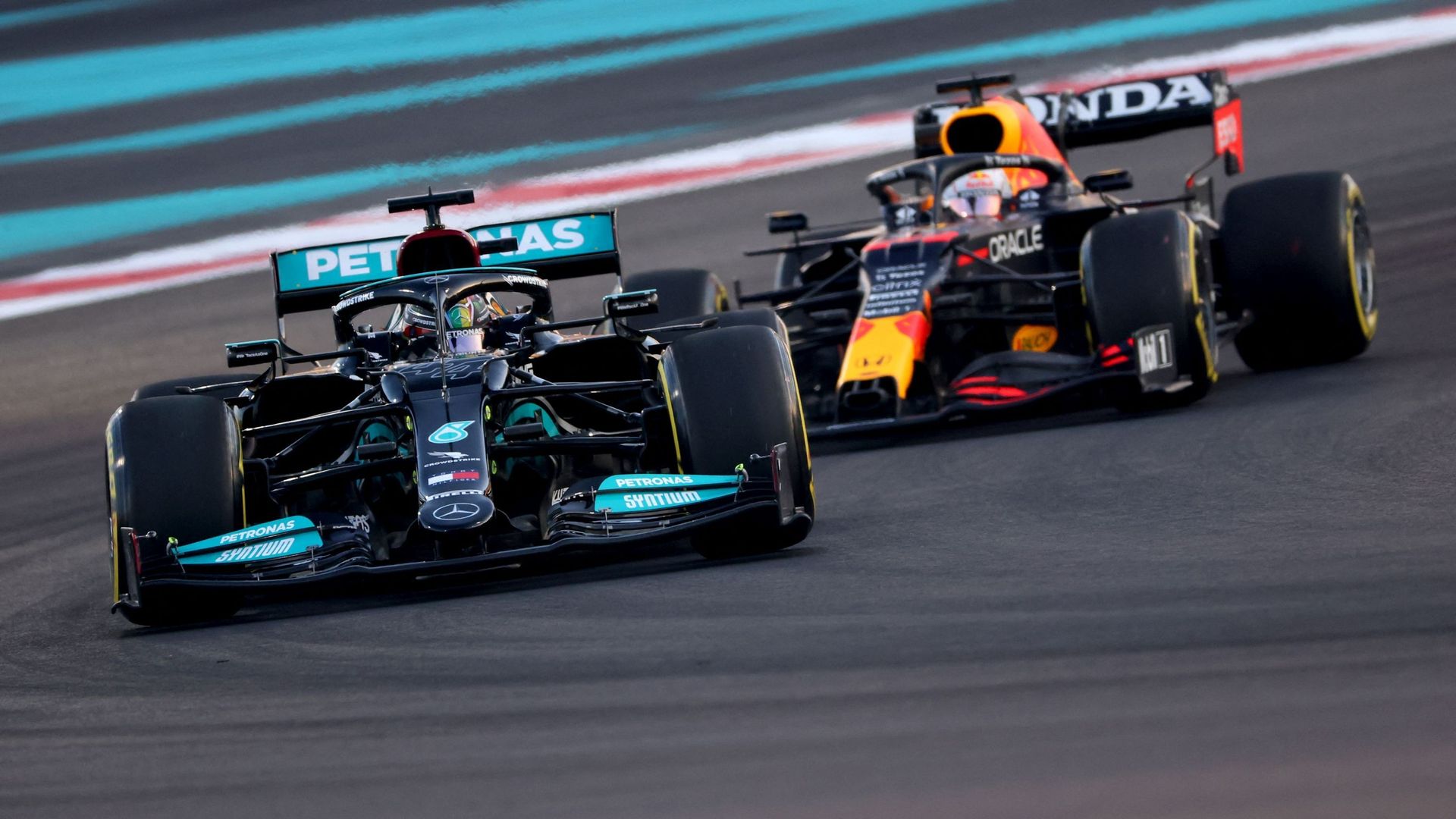 Vivez le tour du circuit d’Abu Dhabi avec Lewis Hamilton et Max Verstappen qui se disputeront la couronne mondiale ce dimanche.