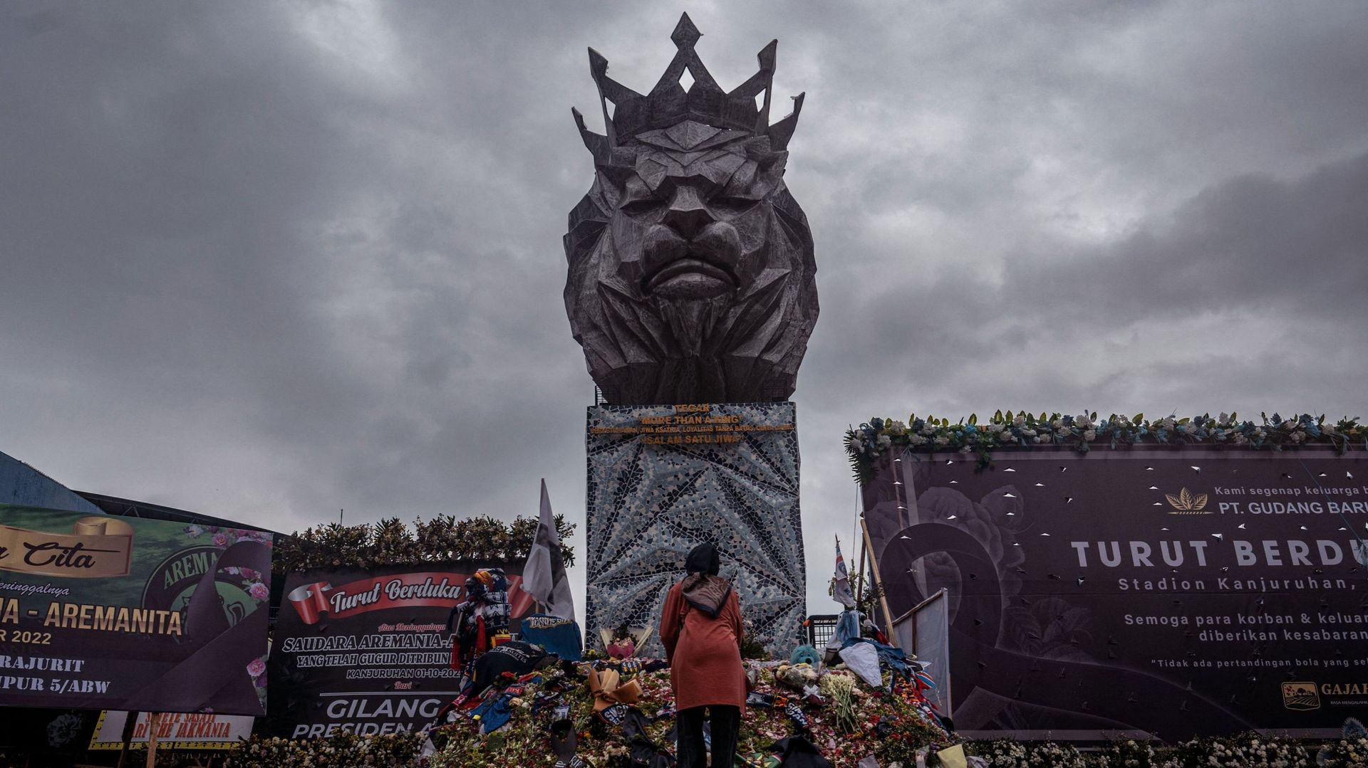 Des personnes rendent hommage aux victimes au stade de Kanjuruhan à Malang, le 5 octobre 2022, à la suite d’une bousculade qui a fait au moins 131 morts, l’une des catastrophes les plus meurtrières de l’histoire du football.