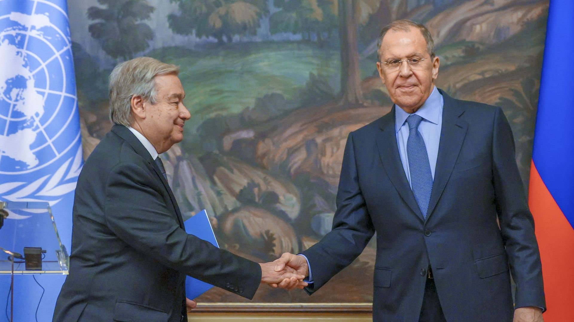 Le Ministre russe des Affaires étrangères Sergueï Lavrov (droite) et le Secrétaire général des Nations Unies Antonio Guterres (gauche) tiennent une conférence de presse conjointe après leur rencontre à Moscou, Russie. 