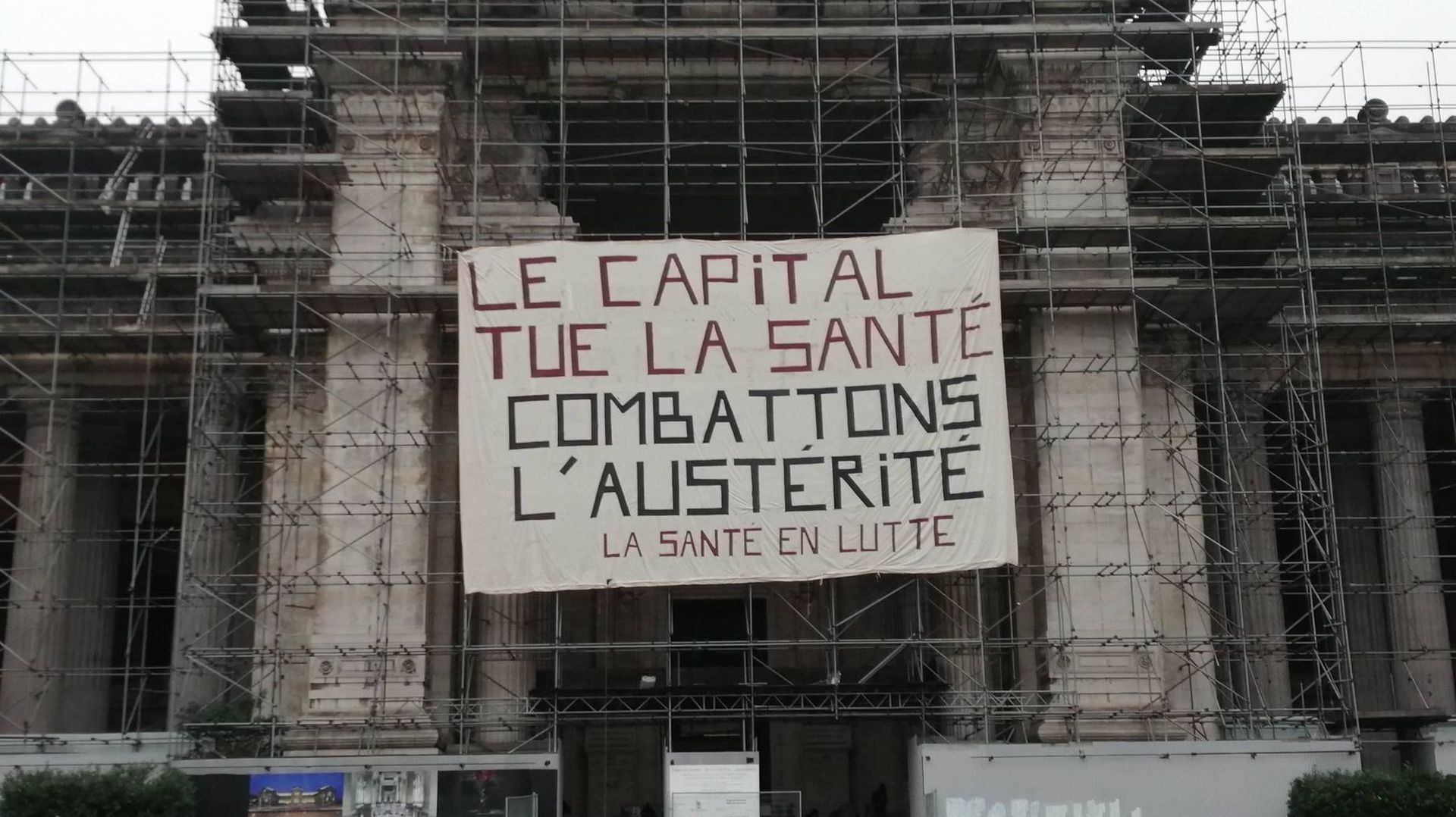 Le mouvement "Santé en lutte" a déployé vendredi matin une banderole sur le palais de justice de Bruxelles.