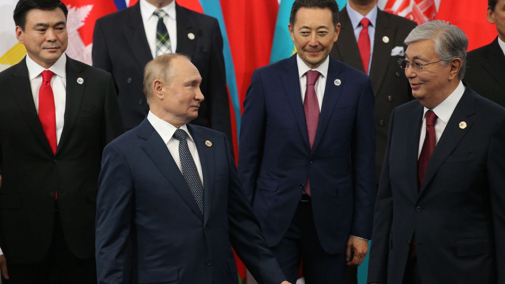 Vladimir Poutine et Kassym-Jomart Tokaïev, à Astana, lors d’un sommet régional (CICA) le 13 octobre 2022.