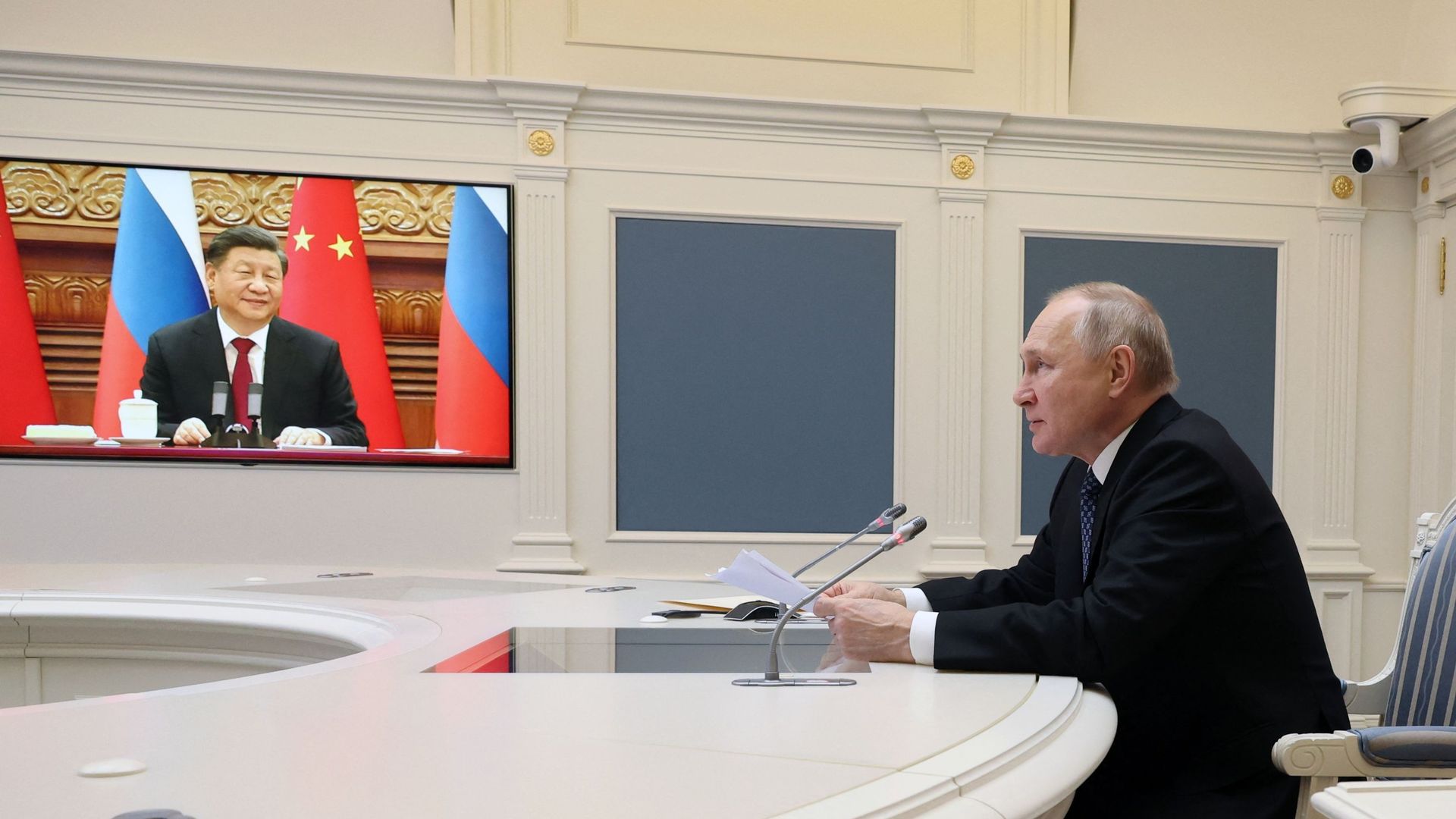 Le président russe Vladimir Poutine tient une réunion avec le président chinois Xi Jinping via une liaison vidéo au Kremlin à Moscou, le 30 décembre 2022. Le dirigeant russe a déclaré à son homologue chinois, le 30 décembre, qu’il souhaitait renforcer la 