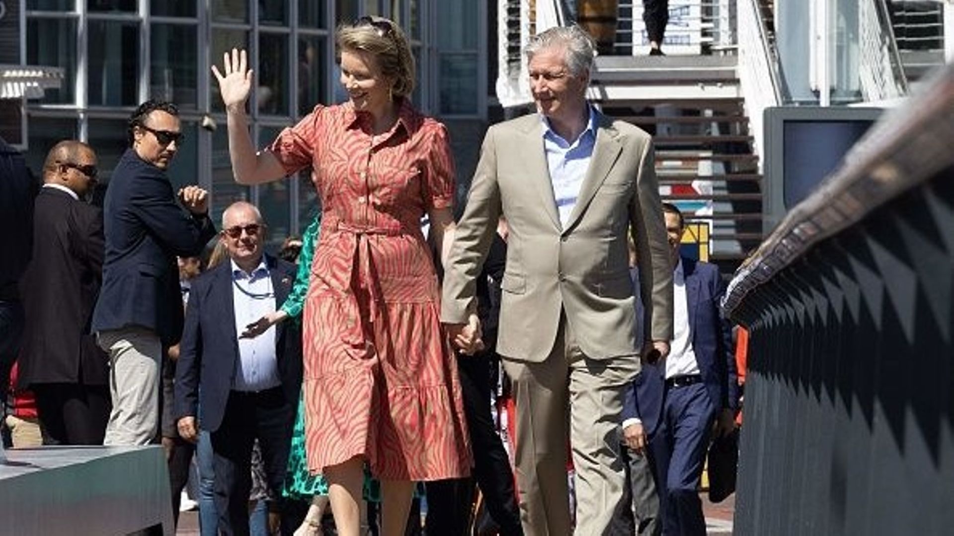 La Reine Mathilde et le Roi Philippe marchant sur le Swing Bridge lors de leur visite d’État en Afrique du Sud.