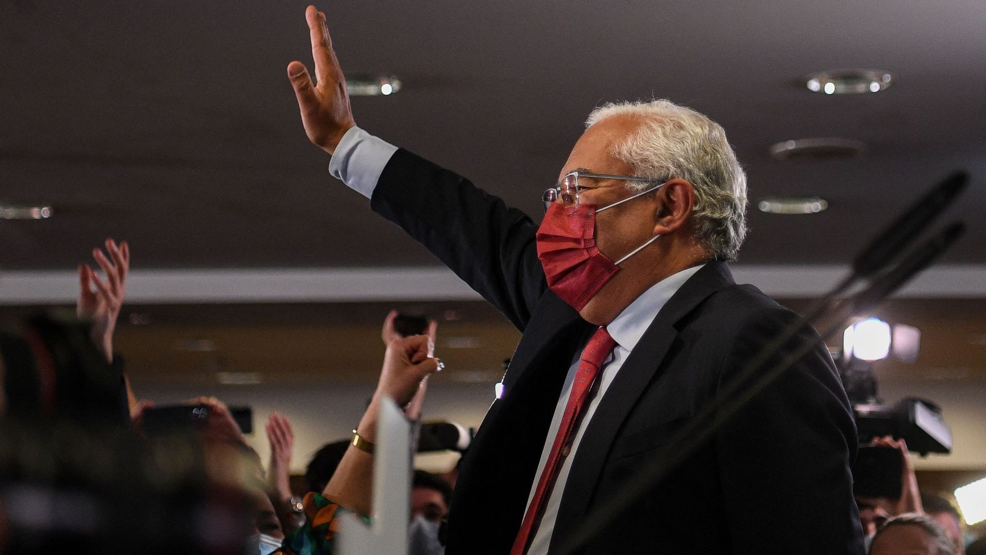 Le Premier ministre portugais sortant et leader du Parti socialiste (PS) Antonio Costa fait des gestes alors qu'il arrive pour prononcer un discours après l'annonce des sondages de sortie des urnes au siège de campagne du Parti socialiste, lors de la soir