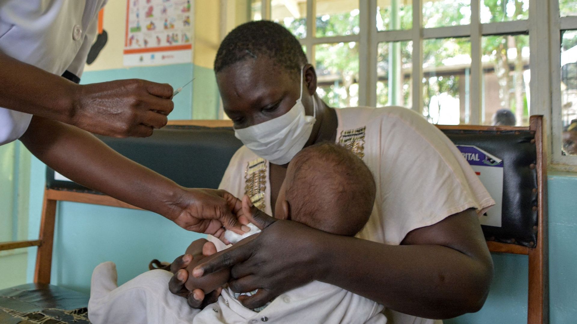 Vaccination d’en enfant au Kenya