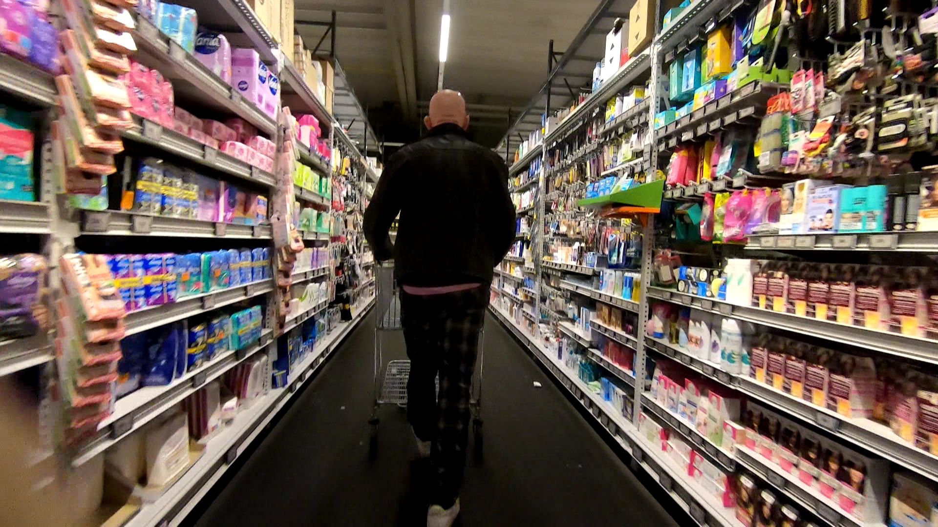 Paul-Henri Burrion en tournage au supermarché.